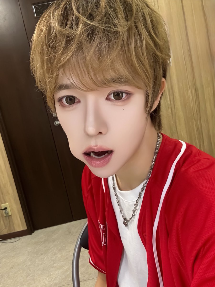 GENUS_offcl's tweet photo. [#서하]
밤비 포즈 공유의 건

#SEOHA
#GENUS #ジェナス #제너스 https://t.co/W4im60Ueie