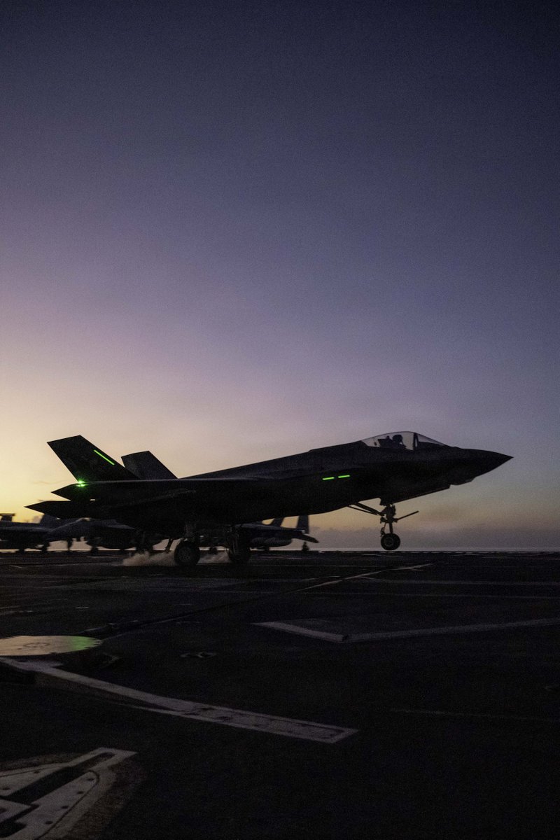 US7thFleet's tweet photo. Dominating the skies. ⚡✈️
Sailors conduct flight operations aboard @GW_CVN73 in the Philippine Sea. Carrier flight operations ensure our forward-deployed forces remain lethal and ready to respond to any contingency.

#ForgedByTheSea | #US7thFleet
@USPacificFleet https://t.co/fknNZTWiOj