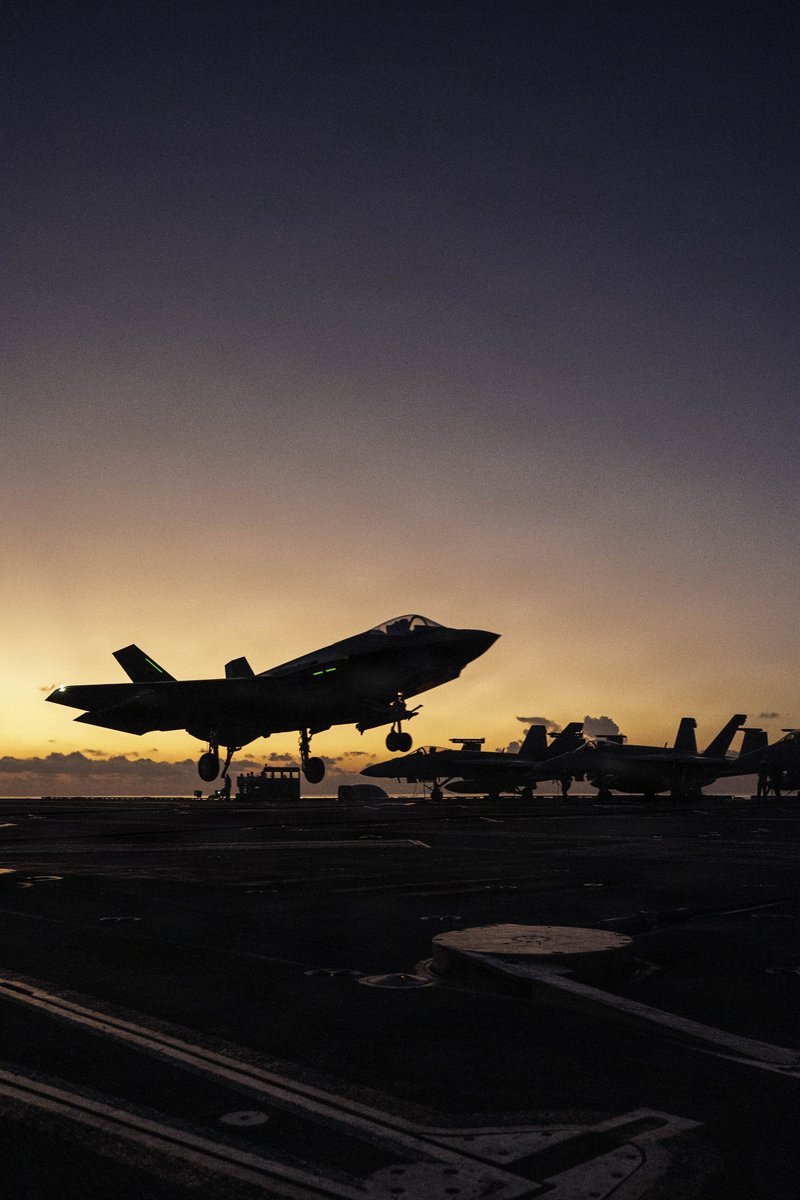 US7thFleet's tweet photo. Dominating the skies. ⚡✈️
Sailors conduct flight operations aboard @GW_CVN73 in the Philippine Sea. Carrier flight operations ensure our forward-deployed forces remain lethal and ready to respond to any contingency.

#ForgedByTheSea | #US7thFleet
@USPacificFleet https://t.co/fknNZTWiOj