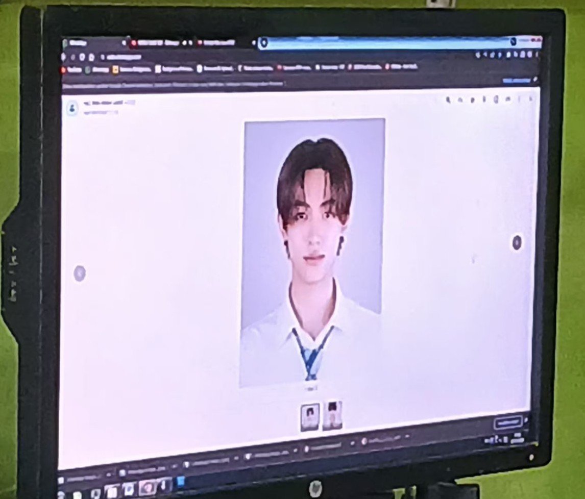 5CORT1S's tweet photo. kocak moment hari ini

🐵 : mas mau nyetak foto

👨‍💻 : foto ini ya mba? untung masih saya save banyak yang nyetak dari bg biru, merah banyak. ini siapa mba kalo boleh tau

🐵 : itu cortis mas idol korea 😭

👨‍💻 :  oalah korea padahal mukanya thailand
 
DD KTP EFFECT 😭 TRNYATA BANYAK COER DIDOM GW KENAPA GAK NAMPAK DAHHHH 😭🫵
