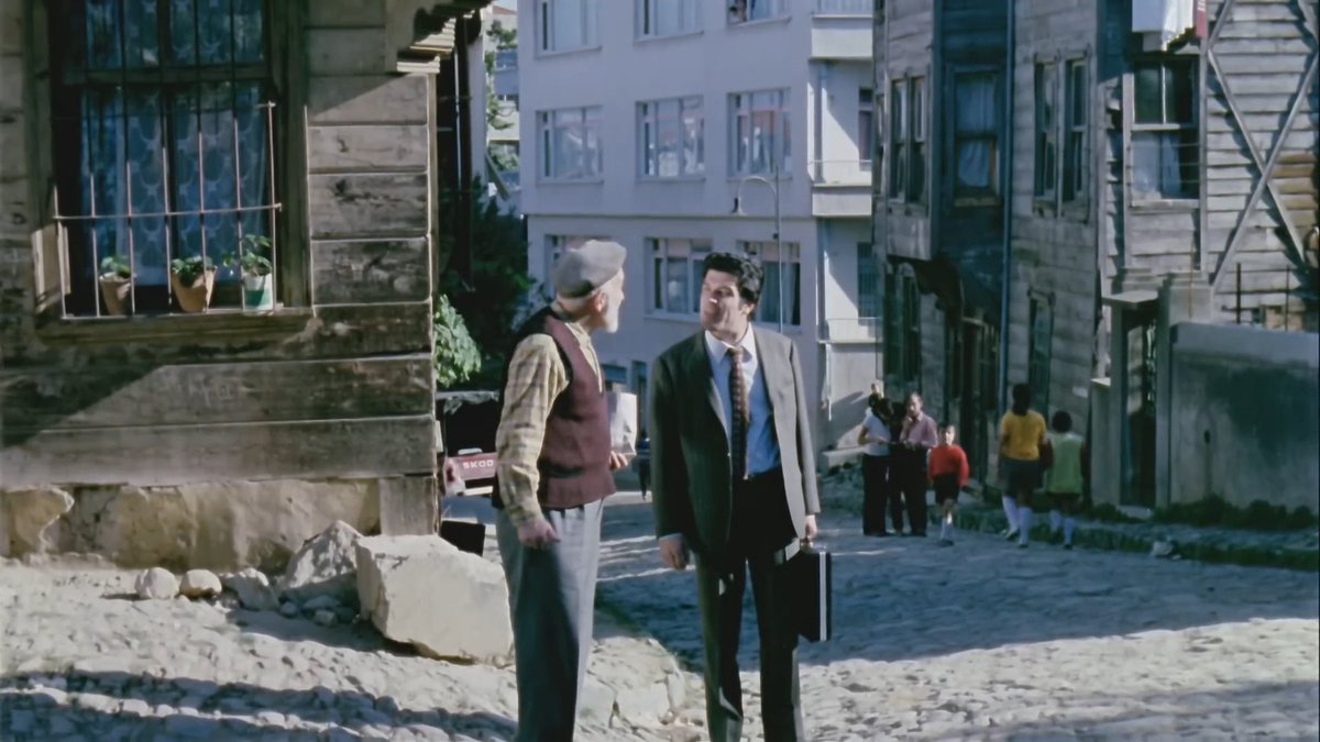 istanblsinema's tweet photo. Yücel Çakmaklı’nın yönetmenliği, Ali Uğur’un görüntü yönetmenliği ve 1970'ler İstanbul’unun o eski sokaklarında kesişen tezat hayatlar: Birleşen Yollar (1970). https://t.co/TQqwt3AVaa