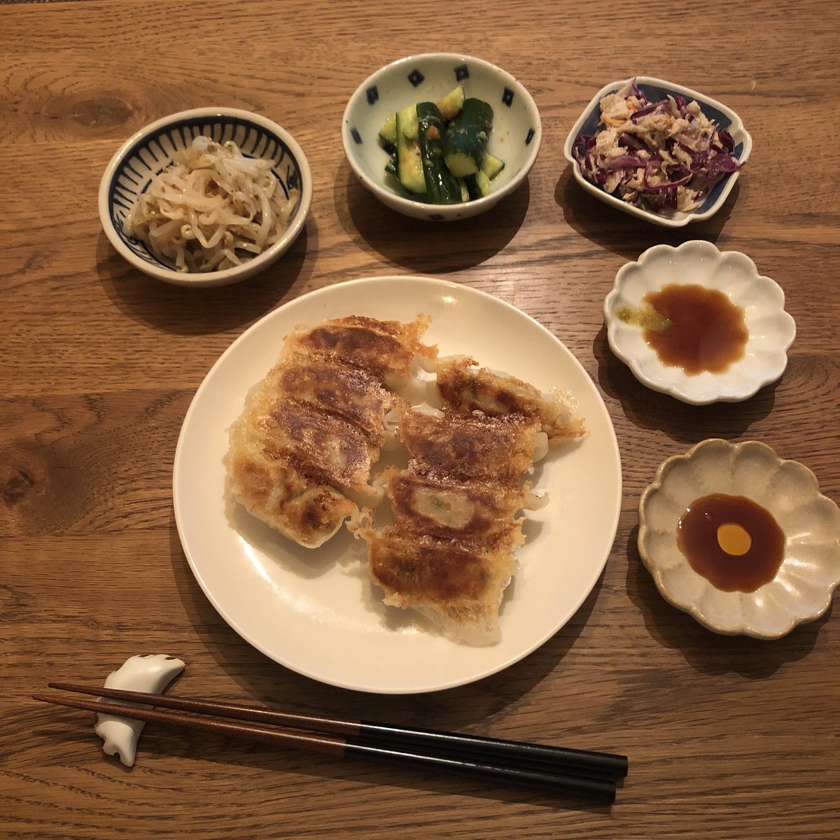 mu_gemne's tweet photo. 今夜は味の素の餃子に、もやしナムルとたたき梅きゅうり、コールスローサラダ。仕事がバタバタしてて外出できない日も、餃子があれば大丈夫🥟🥟 https://t.co/v8UY9J4WRv