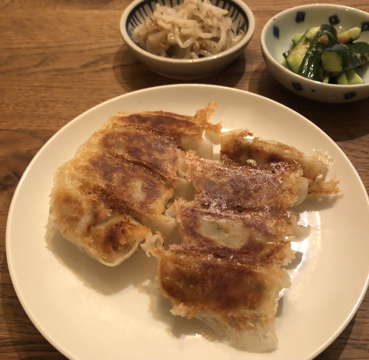 mu_gemne's tweet photo. 今夜は味の素の餃子に、もやしナムルとたたき梅きゅうり、コールスローサラダ。仕事がバタバタしてて外出できない日も、餃子があれば大丈夫🥟🥟 https://t.co/v8UY9J4WRv