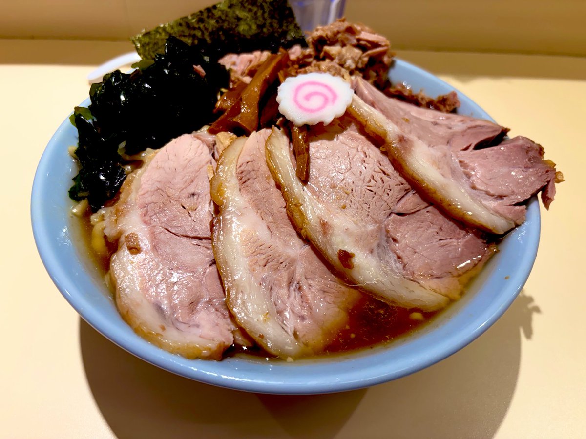 Issinadadutsumi's tweet photo. 7/27
二丁目ラーメン(橋本)
醤油らーめん 350g 肉増し ほぐし肉
鶏が加わって、旨味の中心も後味もいつもと一味違う
上品ながら、濃く深い感じ
硬めの中太麺の感触もやばいくらい好き
肉も程よい脂身に本体部分は超ジューシー
まさに、コレって感じ
要は美味すぎた
大満足でご馳走様でした‼️ https://t.co/KTdTnNopXq