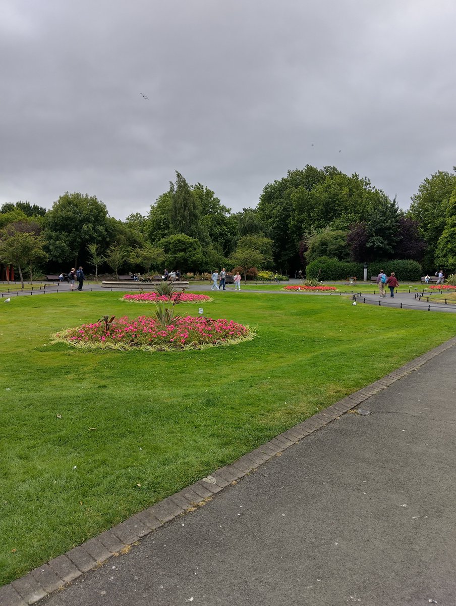 MarkJCutter's tweet photo. I took a leisurely stroll down St Stephen's Green. https://t.co/lVSXVRZxYI