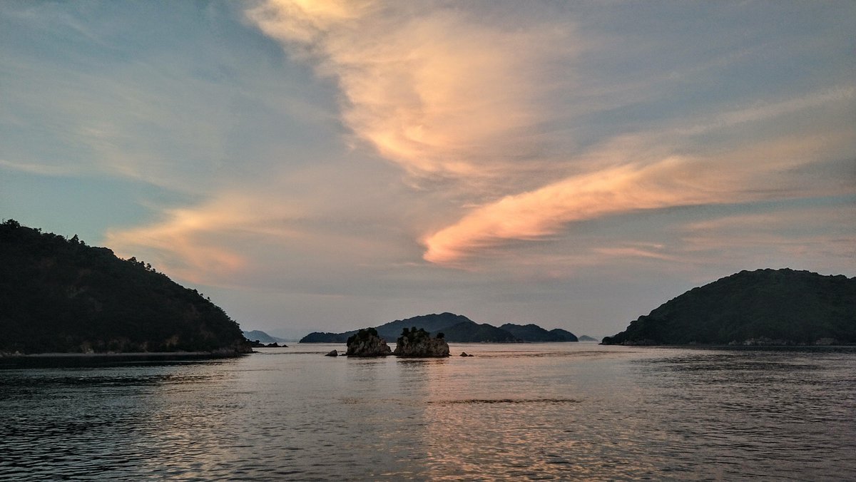 wayaja_music's tweet photo. 🚢フェリーから望む、瀬戸内の島々🏝️
光と影🌥️が良い塩梅に撮れました。😊 https://t.co/gJO29KovT3