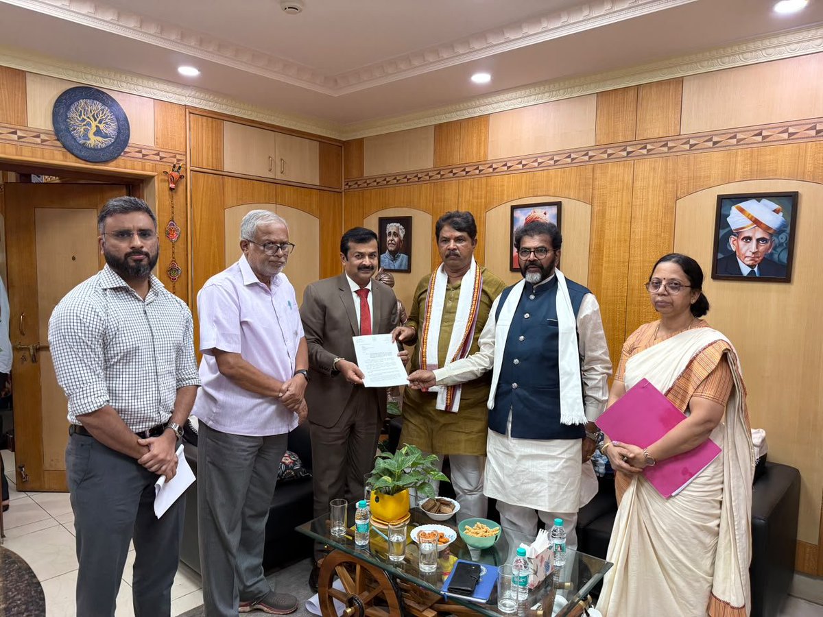 RAshokaBJP's tweet photo. ಕೆಪಿಎಸ್‌ಸಿಯ ಪಶುವೈದ್ಯಾಧಿಕಾರಿಗಳ ನೇಮಕಾತಿಯಲ್ಲಿ ₹80 ಲಕ್ಷದವರೆಗೆ ಲಂಚ ಪಡೆದಿರುವ ಗಂಭೀರ ಆರೋಪಗಳು ಕರ್ನಾಟಕದ ಲಕ್ಷಾಂತರ ಉದ್ಯೋಗಾಕಾಂಕ್ಷಿಗಳ ನಂಬಿಕೆಗೆ ದೊಡ್ಡ ಆಘಾತ ನೀಡಿವೆ.

ಇಂತಹ ಸಂದರ್ಭದಲ್ಲಿ ಕೆಪಿಎಸ್‌ಸಿಯೇ ತನ್ನ ವಿರುದ್ಧದ ಆರೋಪಗಳನ್ನು ಆಂತರಿಕವಾಗಿ ತನಿಖೆ ನಡೆಸುವುದರಿಂದ ಸತ್ಯ ಹೊರಬರುವುದಿಲ್ಲ; ಸಾರ್ವಜನಿಕರ ವಿಶ್ವಾಸವೂ ಮೂಡುವುದಿಲ್ಲ.

ಈ ನಿಟ್ಟಿನಲ್ಲಿ ಇಂದು ವಿಧಾನ ಪರಿಷತ್ ಪ್ರತಿಪಕ್ಷ ನಾಯಕರಾದ ಶ್ರೀ ಛಲವಾದಿ ನಾರಾಯಣಸ್ವಾಮಿ ಹಾಗೂ ಹಿರಿಯ ಶಾಸಕರಾದ ಶ್ರೀ ಸುರೇಶ್ ಕುಮಾರ್ ಅವರೊಂದಿಗೆ ಕೆಪಿಎಸ್‌ಸಿ ಕಾರ್ಯದರ್ಶಿಯವರನ್ನು ಭೇಟಿ ಮಾಡಿ, ಈ ಆಂತರಿಕ ತನಿಖೆಯನ್ನು ತಕ್ಷಣವೇ ರದ್ದುಗೊಳಿಸಿ, ಪ್ರಕರಣವನ್ನು ಸಿಬಿಐ ಅಥವಾ ಕರ್ನಾಟಕ ಹೈಕೋರ್ಟ್‌ನ ಹಾಲಿ ನ್ಯಾಯಮೂರ್ತಿಯವರ ನೇತೃತ್ವದ ಸ್ವತಂತ್ರ ನ್ಯಾಯಾಂಗ ತನಿಖೆಗೆ ಒಪ್ಪಿಸುವಂತೆ ಒತ್ತಾಯಿಸಿ ಮನವಿ ಸಲ್ಲಿಸಿದ್ದೇವೆ.

ಇದು ಕೇವಲ ಒಂದು ನೇಮಕಾತಿಯ ಪ್ರಶ್ನೆಯಲ್ಲ. ತಮ್ಮ ಜೀವನದ ಅಮೂಲ್ಯ ವರ್ಷಗಳನ್ನು ಸ್ಪರ್ಧಾತ್ಮಕ ಪರೀಕ್ಷೆಗಳಿಗಾಗಿ ಮೀಸಲಿಟ್ಟಿರುವ ಲಕ್ಷಾಂತರ ಯುವಕರ ಕನಸು, ಪರಿಶ್ರಮ ಮತ್ತು ನ್ಯಾಯಯುತ ಹಕ್ಕಿನ ಪ್ರಶ್ನೆಯಾಗಿದೆ.

ವಿಶ್ವಾಸಾರ್ಹತೆ ಇಲ್ಲದ ಕಾಟಾಚಾರದ ತನಿಖೆಯಿಂದ ಯಾರಿಗೂ ಪ್ರಯೋಜನವಿಲ್ಲ. ಕೆಪಿಎಸ್‌ಸಿಯ ಮೇಲಿನ ಸಾರ್ವಜನಿಕರ ವಿಶ್ವಾಸವನ್ನು ಮರುಸ್ಥಾಪಿಸಲು ಸಂಪೂರ್ಣ ಸ್ವತಂತ್ರ ತನಿಖೆಯೊಂದೇ ಮಾರ್ಗ.

ಉದ್ಯೋಗಾಕಾಂಕ್ಷಿ ಯುವಕರ ಹಕ್ಕುಗಳಿಗಾಗಿ ನಮ್ಮ ಹೋರಾಟ ನಿರಂತರ.