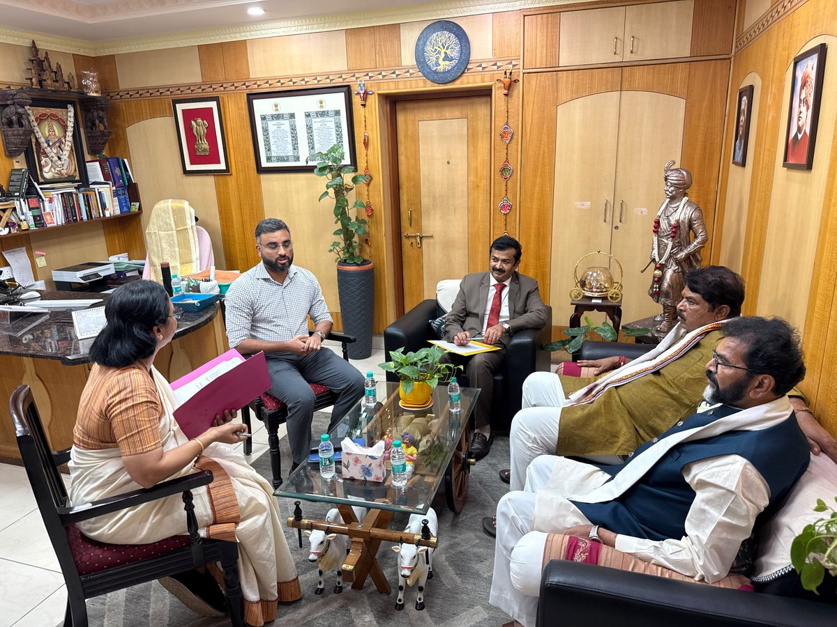 RAshokaBJP's tweet photo. ಕೆಪಿಎಸ್‌ಸಿಯ ಪಶುವೈದ್ಯಾಧಿಕಾರಿಗಳ ನೇಮಕಾತಿಯಲ್ಲಿ ₹80 ಲಕ್ಷದವರೆಗೆ ಲಂಚ ಪಡೆದಿರುವ ಗಂಭೀರ ಆರೋಪಗಳು ಕರ್ನಾಟಕದ ಲಕ್ಷಾಂತರ ಉದ್ಯೋಗಾಕಾಂಕ್ಷಿಗಳ ನಂಬಿಕೆಗೆ ದೊಡ್ಡ ಆಘಾತ ನೀಡಿವೆ.

ಇಂತಹ ಸಂದರ್ಭದಲ್ಲಿ ಕೆಪಿಎಸ್‌ಸಿಯೇ ತನ್ನ ವಿರುದ್ಧದ ಆರೋಪಗಳನ್ನು ಆಂತರಿಕವಾಗಿ ತನಿಖೆ ನಡೆಸುವುದರಿಂದ ಸತ್ಯ ಹೊರಬರುವುದಿಲ್ಲ; ಸಾರ್ವಜನಿಕರ ವಿಶ್ವಾಸವೂ ಮೂಡುವುದಿಲ್ಲ.

ಈ ನಿಟ್ಟಿನಲ್ಲಿ ಇಂದು ವಿಧಾನ ಪರಿಷತ್ ಪ್ರತಿಪಕ್ಷ ನಾಯಕರಾದ ಶ್ರೀ ಛಲವಾದಿ ನಾರಾಯಣಸ್ವಾಮಿ ಹಾಗೂ ಹಿರಿಯ ಶಾಸಕರಾದ ಶ್ರೀ ಸುರೇಶ್ ಕುಮಾರ್ ಅವರೊಂದಿಗೆ ಕೆಪಿಎಸ್‌ಸಿ ಕಾರ್ಯದರ್ಶಿಯವರನ್ನು ಭೇಟಿ ಮಾಡಿ, ಈ ಆಂತರಿಕ ತನಿಖೆಯನ್ನು ತಕ್ಷಣವೇ ರದ್ದುಗೊಳಿಸಿ, ಪ್ರಕರಣವನ್ನು ಸಿಬಿಐ ಅಥವಾ ಕರ್ನಾಟಕ ಹೈಕೋರ್ಟ್‌ನ ಹಾಲಿ ನ್ಯಾಯಮೂರ್ತಿಯವರ ನೇತೃತ್ವದ ಸ್ವತಂತ್ರ ನ್ಯಾಯಾಂಗ ತನಿಖೆಗೆ ಒಪ್ಪಿಸುವಂತೆ ಒತ್ತಾಯಿಸಿ ಮನವಿ ಸಲ್ಲಿಸಿದ್ದೇವೆ.

ಇದು ಕೇವಲ ಒಂದು ನೇಮಕಾತಿಯ ಪ್ರಶ್ನೆಯಲ್ಲ. ತಮ್ಮ ಜೀವನದ ಅಮೂಲ್ಯ ವರ್ಷಗಳನ್ನು ಸ್ಪರ್ಧಾತ್ಮಕ ಪರೀಕ್ಷೆಗಳಿಗಾಗಿ ಮೀಸಲಿಟ್ಟಿರುವ ಲಕ್ಷಾಂತರ ಯುವಕರ ಕನಸು, ಪರಿಶ್ರಮ ಮತ್ತು ನ್ಯಾಯಯುತ ಹಕ್ಕಿನ ಪ್ರಶ್ನೆಯಾಗಿದೆ.

ವಿಶ್ವಾಸಾರ್ಹತೆ ಇಲ್ಲದ ಕಾಟಾಚಾರದ ತನಿಖೆಯಿಂದ ಯಾರಿಗೂ ಪ್ರಯೋಜನವಿಲ್ಲ. ಕೆಪಿಎಸ್‌ಸಿಯ ಮೇಲಿನ ಸಾರ್ವಜನಿಕರ ವಿಶ್ವಾಸವನ್ನು ಮರುಸ್ಥಾಪಿಸಲು ಸಂಪೂರ್ಣ ಸ್ವತಂತ್ರ ತನಿಖೆಯೊಂದೇ ಮಾರ್ಗ.

ಉದ್ಯೋಗಾಕಾಂಕ್ಷಿ ಯುವಕರ ಹಕ್ಕುಗಳಿಗಾಗಿ ನಮ್ಮ ಹೋರಾಟ ನಿರಂತರ.
