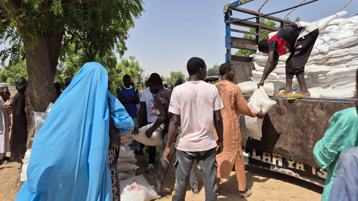 ICRC_Nigeria's tweet photo. 100 farmers in Gujba, Yobe State received quality seeds &amp; training to ensure best possible harvest for seeds multiplication. 

By combining knowledge with right inputs, farming families are rebuilding their lives &amp; strengthening food security after the effects of armed conflict. https://t.co/u9KgKnzDY8