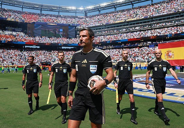 icardo8's tweet photo. ÚLTIMA HORA: El árbitro que dirigió los únicos dos partidos que Argentina perdió en los últimos 2 mundiales acaba de anunciar su retiro. 

La Asociación de Fútbol de Eslovenia ha confirmado que Slavko Vinčić ha puesto fin formalmente a su carrera.

Con esos 2 partidos nada más se armó su fondo de retiro.