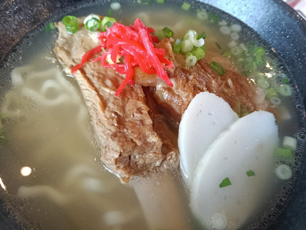 AQUA_Takayama's tweet photo. ソーキそばが食べたくなり、つくば市にある沖縄そば専門店「ちゅら食堂」へ🚗💨
ソーキそば定食（中）を注文😋
沖縄の音楽が流れる店内で食べるソーキそばは、目を閉じるとまるで沖縄に居るような気分になりました♪
#ちゅら食堂 https://t.co/c2YE69svBv