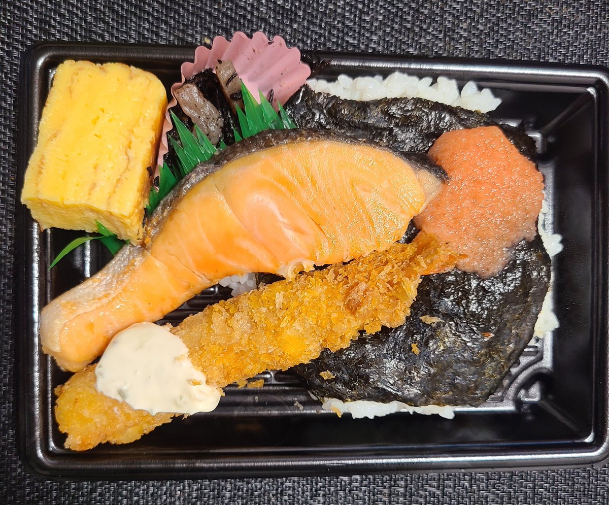 mozyakuma2's tweet photo. 残業で遅くなりました💦
晩御飯は鮭のり弁です🍱
今日もお疲れ様でした🌃✨
#おうちごはん #のり弁 #鮭 https://t.co/yztzlvmrqY