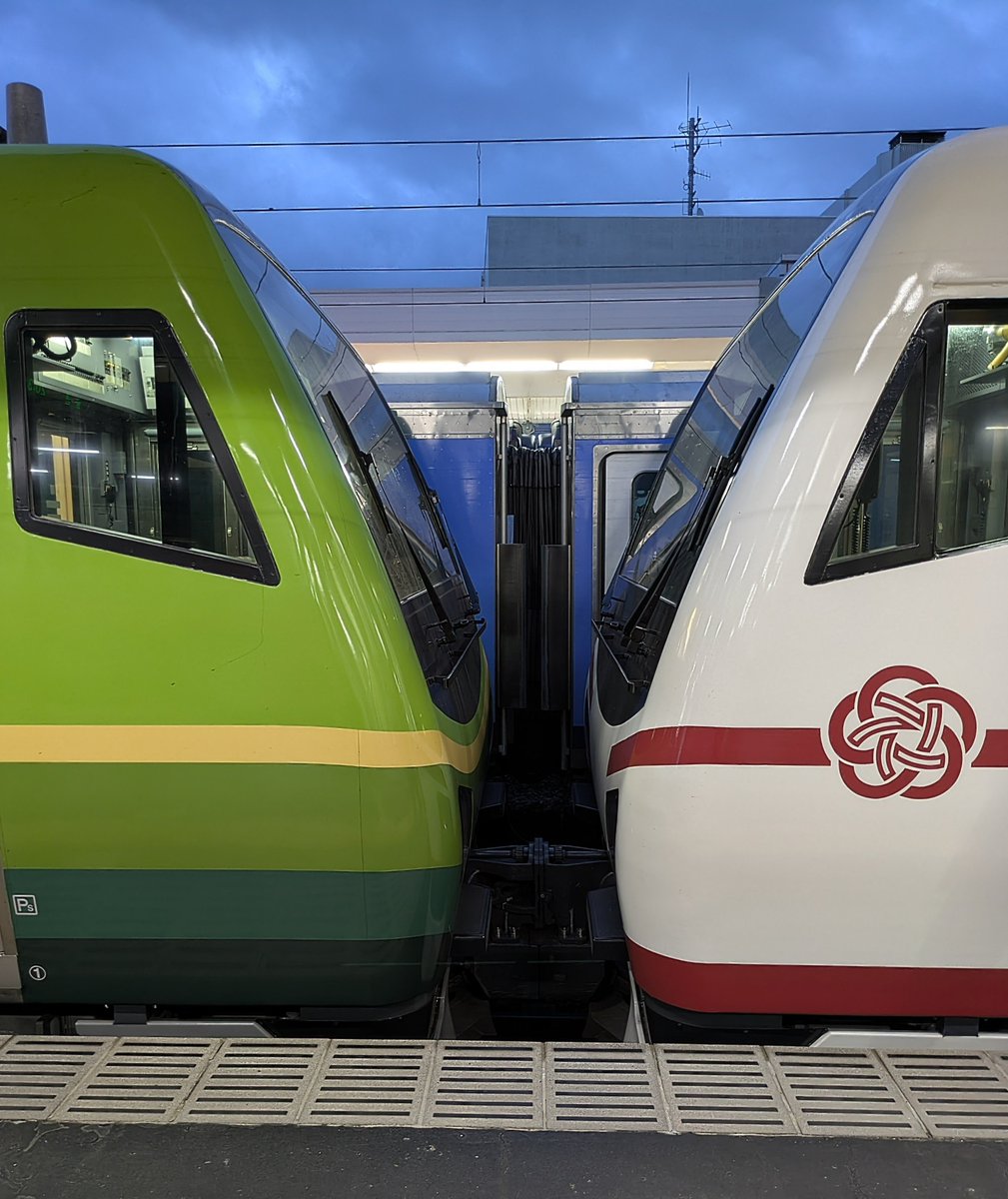 mvUxxb96sFfHQK3's tweet photo. 遅延で秋田駅に到着した HB-E300系AH1「ひなび（陽旅）」編成+同AH2「SATONO」編成とひと足お先に団臨運用で到着し入区待ちのHB-E300系「リゾートしらかみ青池」編成 更に3027Mで到着したE6系Z10編成が揃い踏みとなりました。併結最終日に思わぬ演出ありがとうございました！
#並んだら撮るよね https://t.co/0WBlYGdqMD