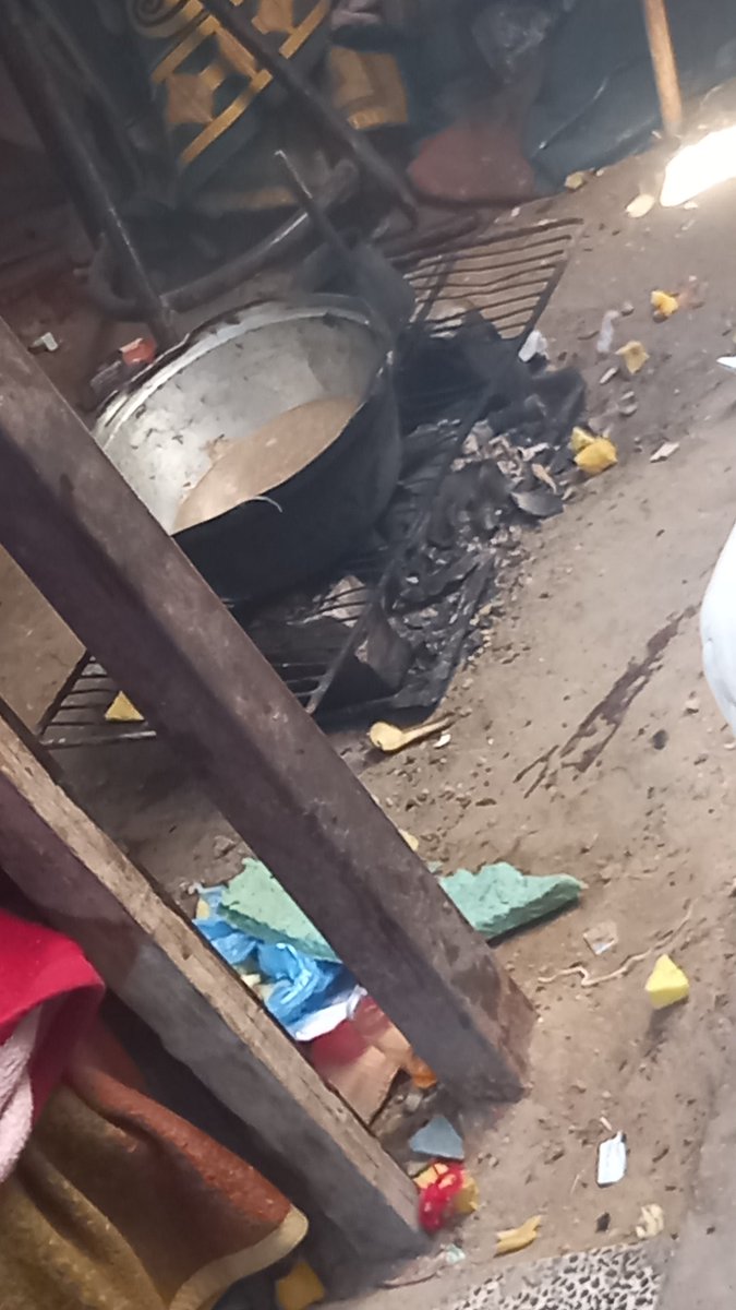 AnnaSafa2999's tweet photo. It's been over a month since I posted anything because of the situation we're living in. We're trying to light a fire to cook food, but we have no food or gas. Please help us so we can survive. https://t.co/SX0Y22AmjK