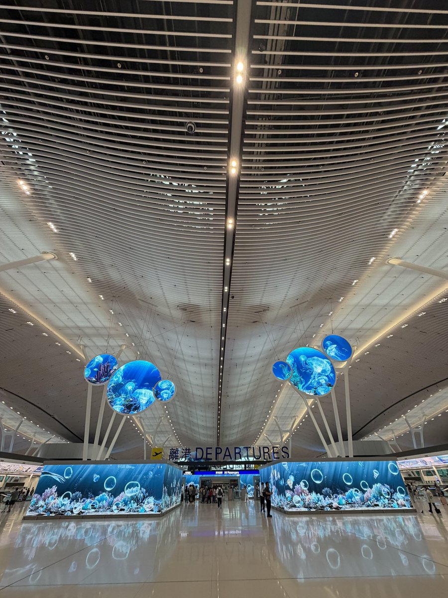 hiro_sedo's tweet photo. 新しくオープンした
香港空港第二ターミナル✈️

雰囲気仁川空港に似てるが、
未来感半端ない！

最後にjolibeで締めれるのもアツい✨ https://t.co/1ay7Cg3b1D