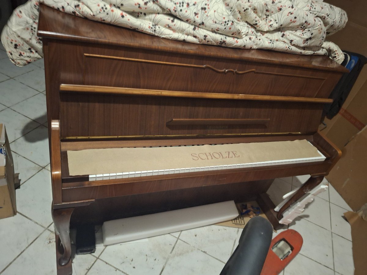 grcicljubomir1's tweet photo. Pomoć prijatelja. Piano se nalazi na Altini u magacinu... Koji se krajem nedelje seli, zatvara... Srećnom kupcu za tričavih 150€ može pripisati ovaj divni piano??? 
Molim ozbiljne kupce da se jave u DM. https://t.co/RYNU0YxaN9