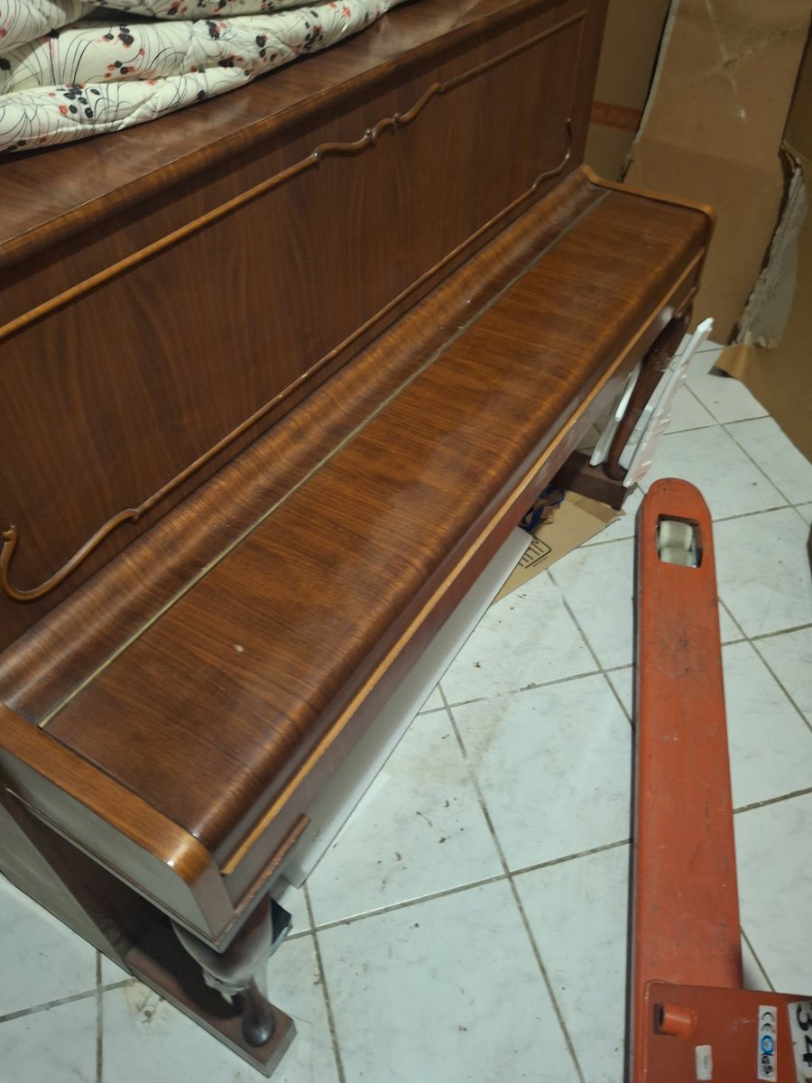 grcicljubomir1's tweet photo. Pomoć prijatelja. Piano se nalazi na Altini u magacinu... Koji se krajem nedelje seli, zatvara... Srećnom kupcu za tričavih 150€ može pripisati ovaj divni piano??? 
Molim ozbiljne kupce da se jave u DM. https://t.co/RYNU0YxaN9