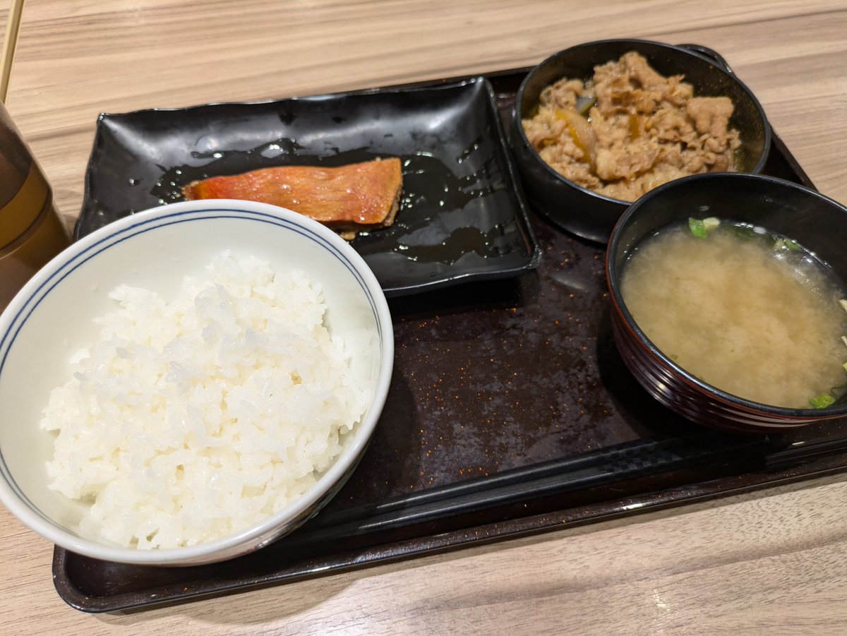 nabeeti1002's tweet photo. 仕事をやりきったご褒美に、吉野家で金目鯛の定食を食べてます〜🐟✨ https://t.co/7Go00nrFtD