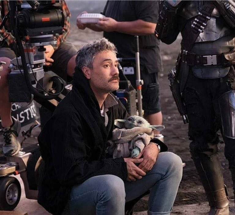 alwayssitcom's tweet photo. 職権乱用してグローグーを独り占めしてるタイカ･ワイティティ監督、かわちい https://t.co/Ya6wMtYeBH