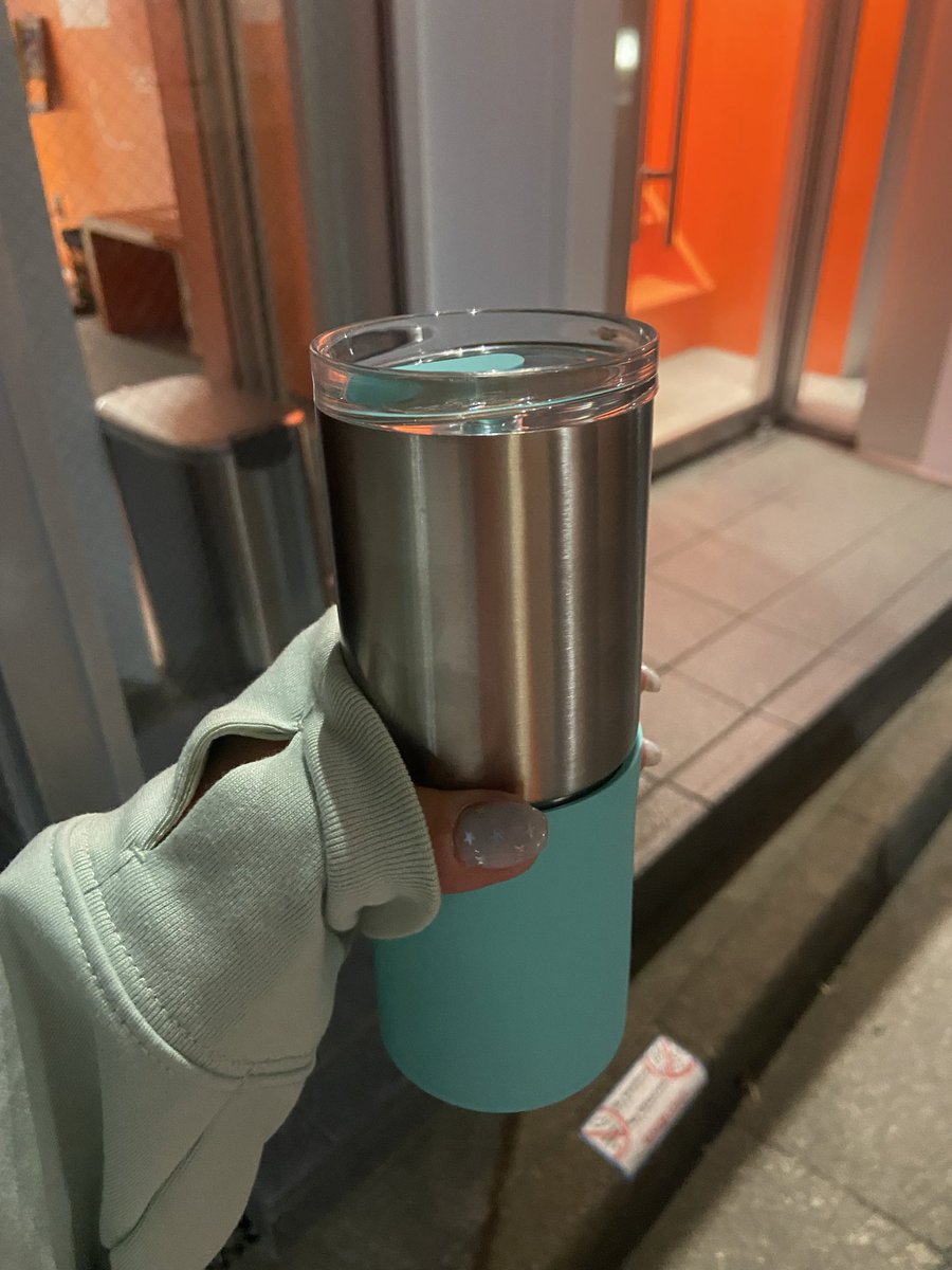 alan_a_0830's tweet photo. 渋谷でタンブラーとコーヒー無料で貰えるっていうのみて、閉店ギリギリきてみた🧡🩵🤍🩶
4色あったんだけど、
めっちゃかわいい、、、♡
会社で使おう。トートもくれた!
#nomu https://t.co/erzzA8lV9x