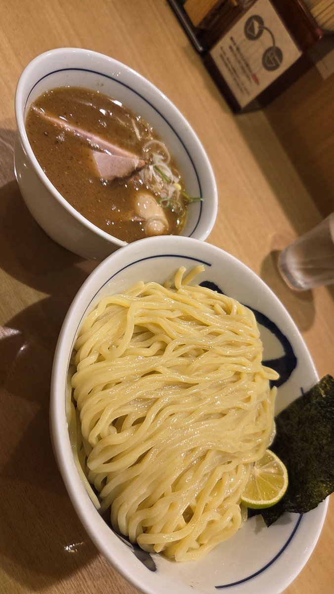 pkunmita's tweet photo. こんばんは
くらトラ🐯です。

『つじ田』@人形町

魚介系のつけ麺
🔶すだち
🔶黒七味
を入れ変化させると
旨味の連鎖が…
兎に角3度美味しい🍴

そして…
朝ラー🍜に
卵🥚とご飯🍚がついて
なんと¥650
サラリーマンの
心の音が聞こえてる～🤣

いつ食べても
完成度が高い
そ・れ・が・
つじ田

ぜひ三田に出店
お願いいたします🙏

#探す楽しさ無限大
#チンアナゴを体感せよ
#絶対に譲れねぇ
#マシマシまだまだいくぜ！
#7月は王道マシマシ
#ひとつ、ふたつ、だけじゃない
#らしさ全開
#シゲキある毎日を
