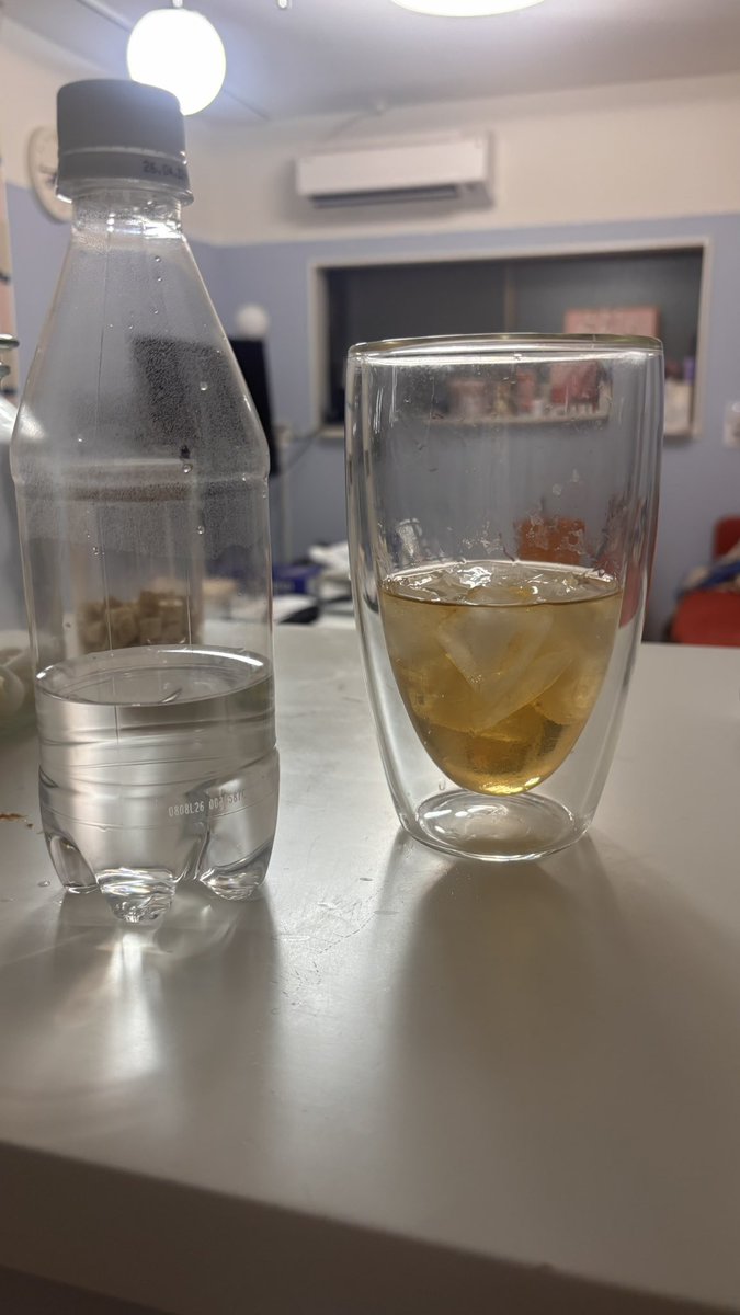rin_akayoi's tweet photo. 暑さのせいで日に日にハイボールが濃くなってついに半々ぐらいまできた https://t.co/7RAoPVsx6R
