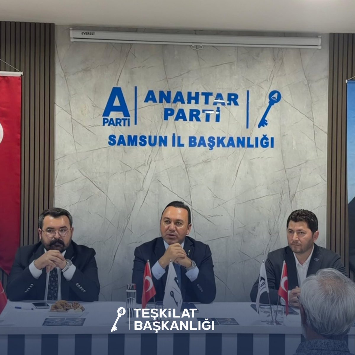 APartiTeskilat's tweet photo. Teşkilat Vizyonu İl Buluşmalarımız kararlılıkla sürüyor.

Kurtuluş meşalesinin yakıldığı şehir Samsun’da; aynı inanç, aynı azim ve aynı hedef doğrultusunda teşkilat mensuplarımızla bir araya geldik.

Ortak aklı büyüten, teşkilat kültürünü güçlendiren ve sahadaki birlik ruhunu pekiştiren verimli istişareler gerçekleştirdik. Her buluşmamız, milletimize daha güçlü hizmet etme irademizi bir adım daha ileri taşıyor.

İnanıyoruz ki güçlü teşkilatlar, güçlü siyasetin; güçlü siyaset ise güçlü Türkiye’nin temelidir. Bu anlayışla çalışmalarımıza aynı heyecan ve kararlılıkla devam ediyoruz.

Akıl, ahlak, adalet, liyakat!
Fikri hür, sesi gür, yolu bir teşkilat!

#anahtarparti #anahtarpartiteşkilat #yavuzağıralioğlu