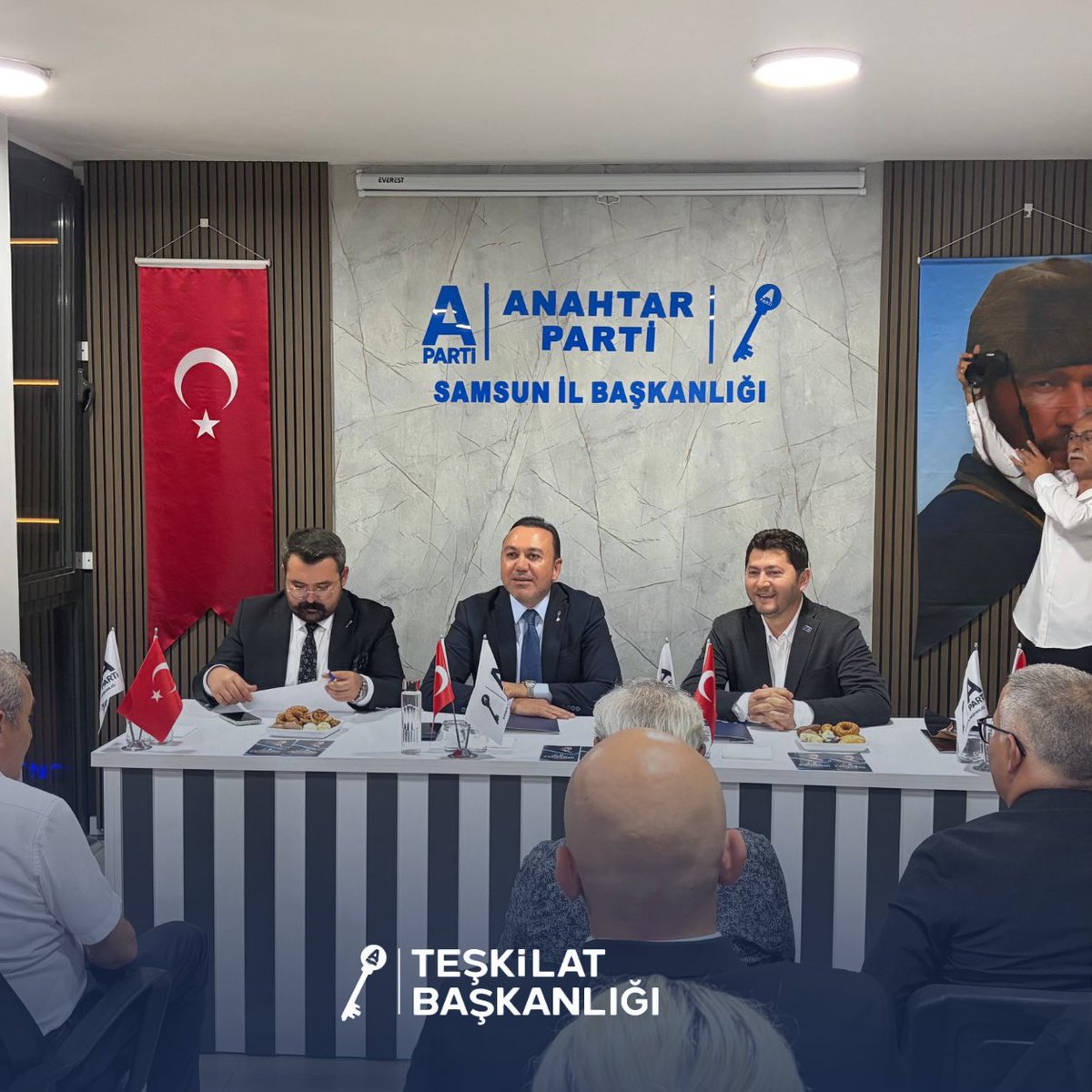 APartiTeskilat's tweet photo. Teşkilat Vizyonu İl Buluşmalarımız kararlılıkla sürüyor.

Kurtuluş meşalesinin yakıldığı şehir Samsun’da; aynı inanç, aynı azim ve aynı hedef doğrultusunda teşkilat mensuplarımızla bir araya geldik.

Ortak aklı büyüten, teşkilat kültürünü güçlendiren ve sahadaki birlik ruhunu pekiştiren verimli istişareler gerçekleştirdik. Her buluşmamız, milletimize daha güçlü hizmet etme irademizi bir adım daha ileri taşıyor.

İnanıyoruz ki güçlü teşkilatlar, güçlü siyasetin; güçlü siyaset ise güçlü Türkiye’nin temelidir. Bu anlayışla çalışmalarımıza aynı heyecan ve kararlılıkla devam ediyoruz.

Akıl, ahlak, adalet, liyakat!
Fikri hür, sesi gür, yolu bir teşkilat!

#anahtarparti #anahtarpartiteşkilat #yavuzağıralioğlu
