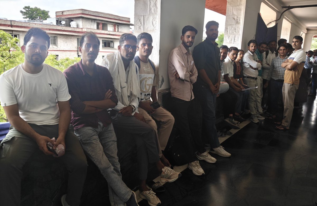 Deepakgaur98's tweet photo. #अध्यापक_भर्ती_लेवल_1 के अभ्यर्थी #सचिवालय में #अतिरिक्त_मुख्य_सचिव #राजेश_यादव जी का इंतजार करते हुए #reetlevel_1 #3rdgrade #YouthPower #REET_Level1 #RajasthanGovt https://t.co/DN7y0meYyQ