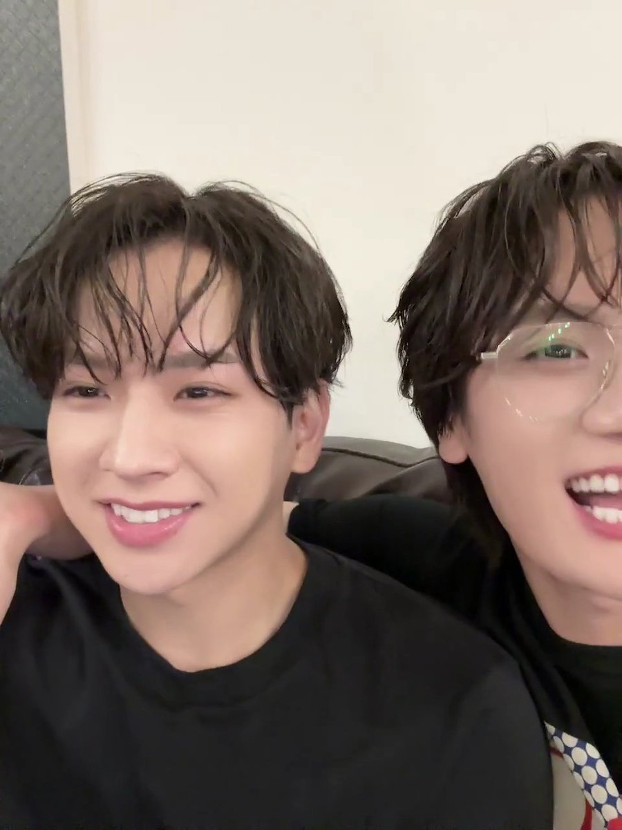 match_loveS2's tweet photo. 원래 둘 거리감이 항상 0이라서
너무 익숙하긴 한데 이정도면
유스케 카이토 무릎위에 앉힌 수준 아니냐고 ㅋㅋㅋㅋ
항상 한몸으로 합체쇼 보여줘서 넘 감격스럽다🥹
이 상태로 스텝분들한테 자연스럽게 인사하는거부터 이게 얼마나 일상인지 느껴짐ㅋㅋㅋ

#堀海登 #佐藤友祐 https://t.co/71NyoQoQbG