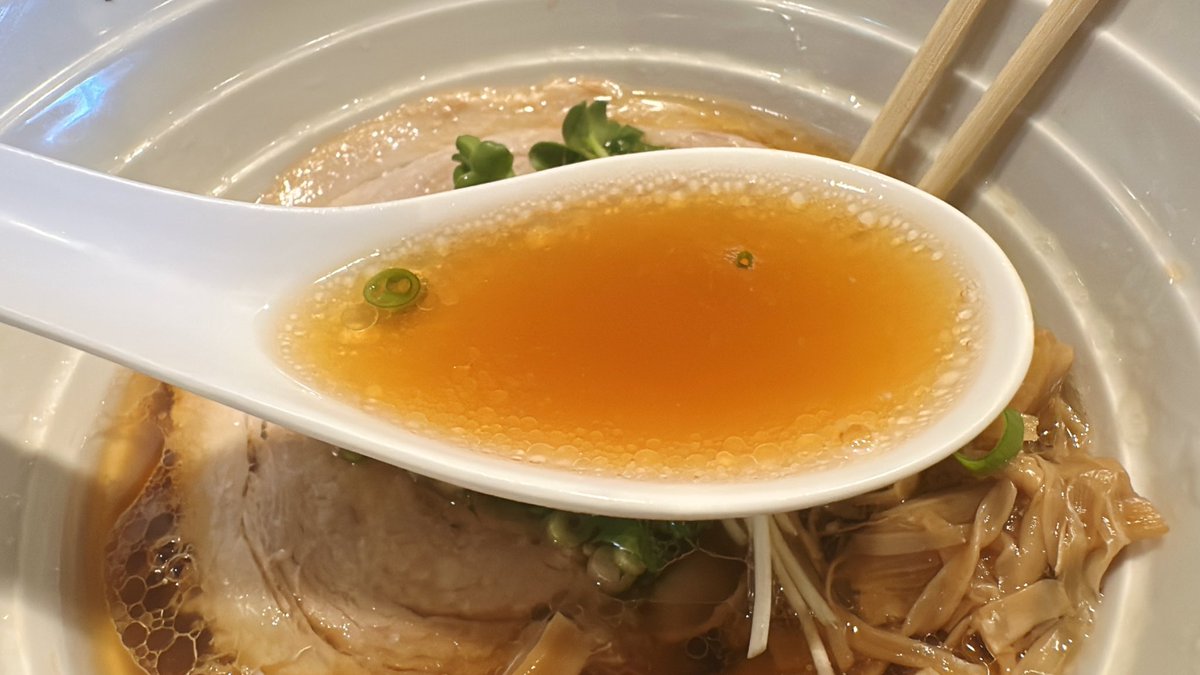gauck1225's tweet photo. 【大阪・中之島】
世界一暇なラーメン屋
WITCH'S RED

デカすぎてサイズ感が歪む器と嘘すぎる店名が特徴の人類の系列店
久々に来たけど店倍くらい広くなってない？
貝出汁と醤油がバランスよく合わさった一杯、やっぱ系列で一番好きかもしれない
ここにも冷たいのあるらしい、今度食べたいわね🤨 https://t.co/yX5Eyi3Icc