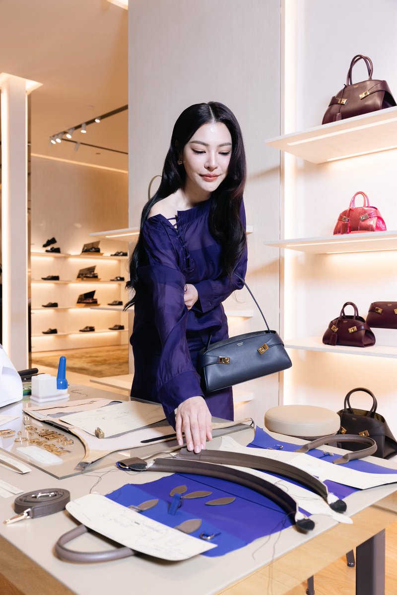 EverydaynewsTH's tweet photo. “ฝ้าย-พีรญา มะลิซ้อน” ร่วมเผยเสน่ห์ของ Ferragamo ผ่านโททัลลุคจากคอลเลกชัน Fall Winter 2026 จับคู่กับกระเป๋า Hug Bag รุ่นไอคอนิกของแบรนด์ ณ Ferragamo Boutique สยามพารากอน

#EVERYDAYth
#FayePeraya #ฝ้ายพีรญา 
#FerrgamoHugBag #Ferragamo https://t.co/7H1QvCAE6I