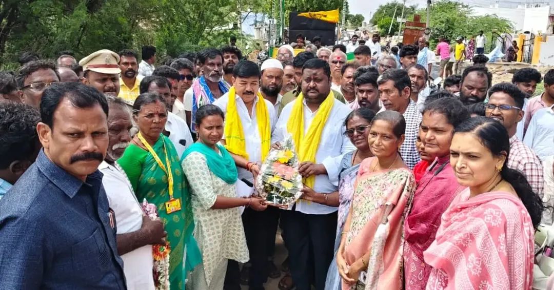 IKodumur's tweet photo. పార్టీ ఆదేశాల మేరకు 27/07/2026 న డోర్ టు డోర్ ప్రోగ్రామ్ కోడుమూరు నియోజకవర్గం సి బెళగల్ మండలం యనగండ్ల గ్రామంలో పాల్గొన్న ఎమ్మెల్యే బొగ్గుల దస్తగిరి గారు మరియు నేతలు #doortoodoor 
@JaiTDP @RamanaiduTDP @GudiseKrishnam1 @BOGGULADAS44461 @naralokesh @MSRajuTDPOffl https://t.co/Oq4nLAESr0
