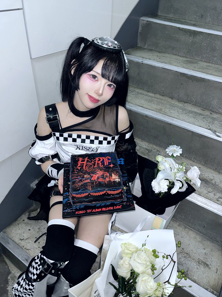 KISEO_NEGI's tweet photo. 🏁 「𝐊𝐈𝐒𝐄𝐎 𝟏𝐒𝐓 𝐑𝐄𝐋𝐄𝐀𝐒𝐄 𝐄𝐕𝐄𝐍𝐓 : 𝐇𝐄𝐑𝐄」

첫 실물 앨범 릴리즈 이벤트 HERE ! 
무사히 마쳤습니다 🫶🏻

키세오를 준비하던 초기부터 
하나씩 구상해 왔던 것들을
이렇게 현실로 만들어가고 있는 지금이 
정말 소중하게 느껴져요 

앨범을 보고 기뻐해 주실 여러분의 모습을 떠올리며
서툴지만 정말 열심히 작업했습니다 ✌🏻
멤버들과 연습실에서 처음으로 앨범을 뜯어볼 땐
괜히 울컥하더라고요… ᵒ̴̶̷̥́ ·̫ ᵒ̴̶̷̣̥̀

저는 항상 스스로에 대한 확신이 부족한 편이라
팀의 대표적인 결과물인 음원 제작에 깊이 
관여하는 것이 정말 부담스럽고 어려웠습니다 . .

그럼에도 저를 믿고 녹음 디렉과 음원 컨펌을
따라와 준 멤버들에게 무한 감사를 전해요 ♥

물론 아직 미숙한 부분도 있겠지만,
많은 분들의 시간과 노력, 그리고 저희의 진심을 
가득 담아 만든 소중한 음원이니까요 !
너그러운 마음으로 함께 들어주시면 
정말 감사하겠습니다 🙇🏻‍♀️🤍

멤버 모두가 바쁜 일상을 보내는 와중에도
굿즈 발주부터 음원 등록, 디자인까지 !
수없이 고민하고 막막해 하던 순간들을 이겨내고
이렇게나 멋진 결과물을 만들어낸
우리 키세오 멤버들이 정말 자랑스럽습니다 🫳🏻

새로운 SE인 Resonance는 초반 비트와
기타 라인이 정말 마음에 들어요 ♫ 
이번에도 다같이 기세로 키세오를 외춰줘 !

Track marker 의 가사는 나라와 함께 카페에서 
늦은 시간까지 머리를 맞대어 완성시켰어요
아무가 써준 귀여운 초안 가사가 큰 도움이 되었고,
제로가 만들어준 안무 덕분에 
더욱더 빛나는 곡으로 완성될 수 있었습니다 ⸝⸝>  ̫ <⸝⸝

Pump it! 은 새롭게 도전하는 EDM 이란 장르에
어떻게 저희의 색을 넣을 수 있을까라는 
고민 때문에 최종본 픽스까지 가장 오래 걸린 곡 !
이 곡을 더 멋있게 표현하고 싶어서 
춤 연습도 열심히 했어요 🔥

라이브 당일, 함께 땀 흘리며 스테이지 위까지
뜨거운 사랑을 전해주신 모든 분들께 
진심으로 감사드립니다 ❤️‍🔥

KISEO의 다음 중요한 라이브는 
8월 23일 나라 생탄 🌊
하루 쉬었으니 내일부터는 다시 연습 모드 ~

앞으로도 저희와 함께
계속해서 상쾌한 레이스를 이어나가요 ♪ 🛞