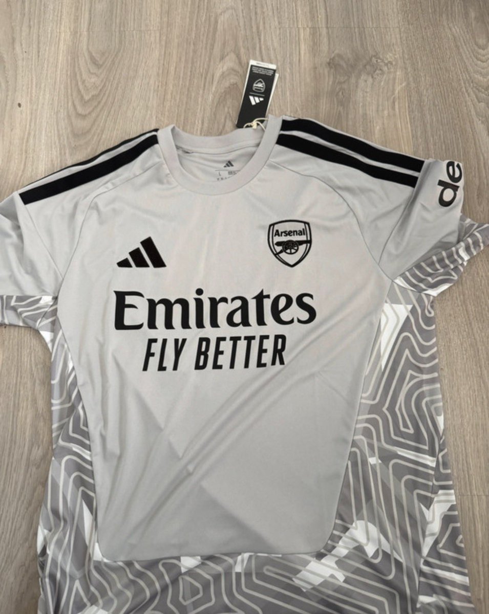ArsenalFCPICS's tweet photo. All available from club shop going for lower then retail price 

Drop a message if you are interested in buying 

Everything size medium bar the goalkeeper shirt which is size large https://t.co/qUK2uXS9av