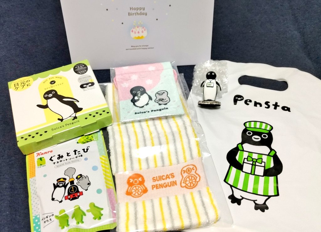d7_k2's tweet photo. #Suicaの夏祭り 最終日に
姉と妹が行ったらしい
←抽選会で当てた巾着と団扇を添えて
と
同僚からのプレゼント→
たくさんありがとうございます🐧
全部持ってないしどれも被ってない！
見てるだけでワクワクニコニコ
これが推し活ってやつ？(笑)
#ペンスタ 
#Suicaのペンギン https://t.co/x6x7iRIoGN