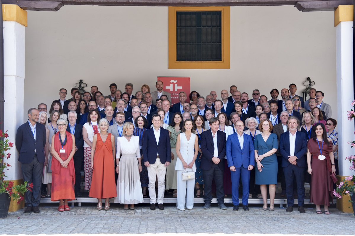CasaReal's tweet photo. La Reina preside la reunión anual de directores de centros del Instituto Cervantes que se celebra este año en Jerez de la Frontera.

➡️https://t.co/fOpNVB7FxS https://t.co/Afh14A0i07