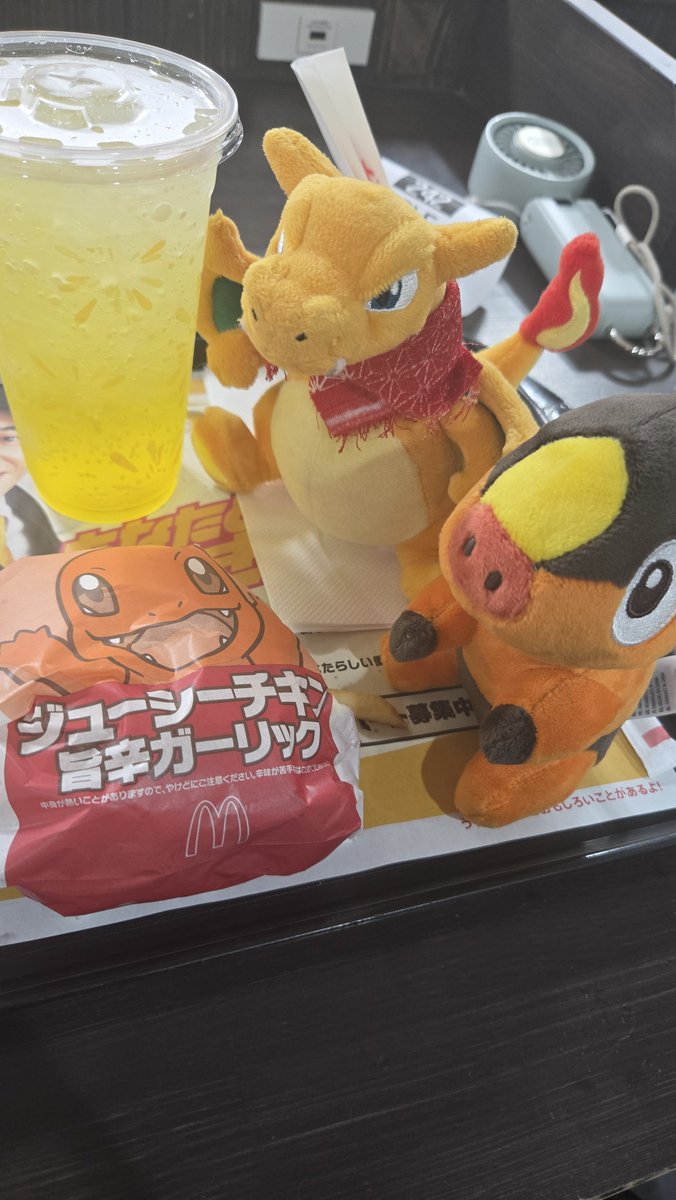 Little2400's tweet photo. ようやく食べれた🤤✨
まずは、ジューシーチキン旨辛ガーリックと決めていた🥳✨

これは美味い☺️✨

#ポケモンfit
#ポケモンfitのある暮らし
#マクドナルド https://t.co/7oVUeJQYSy