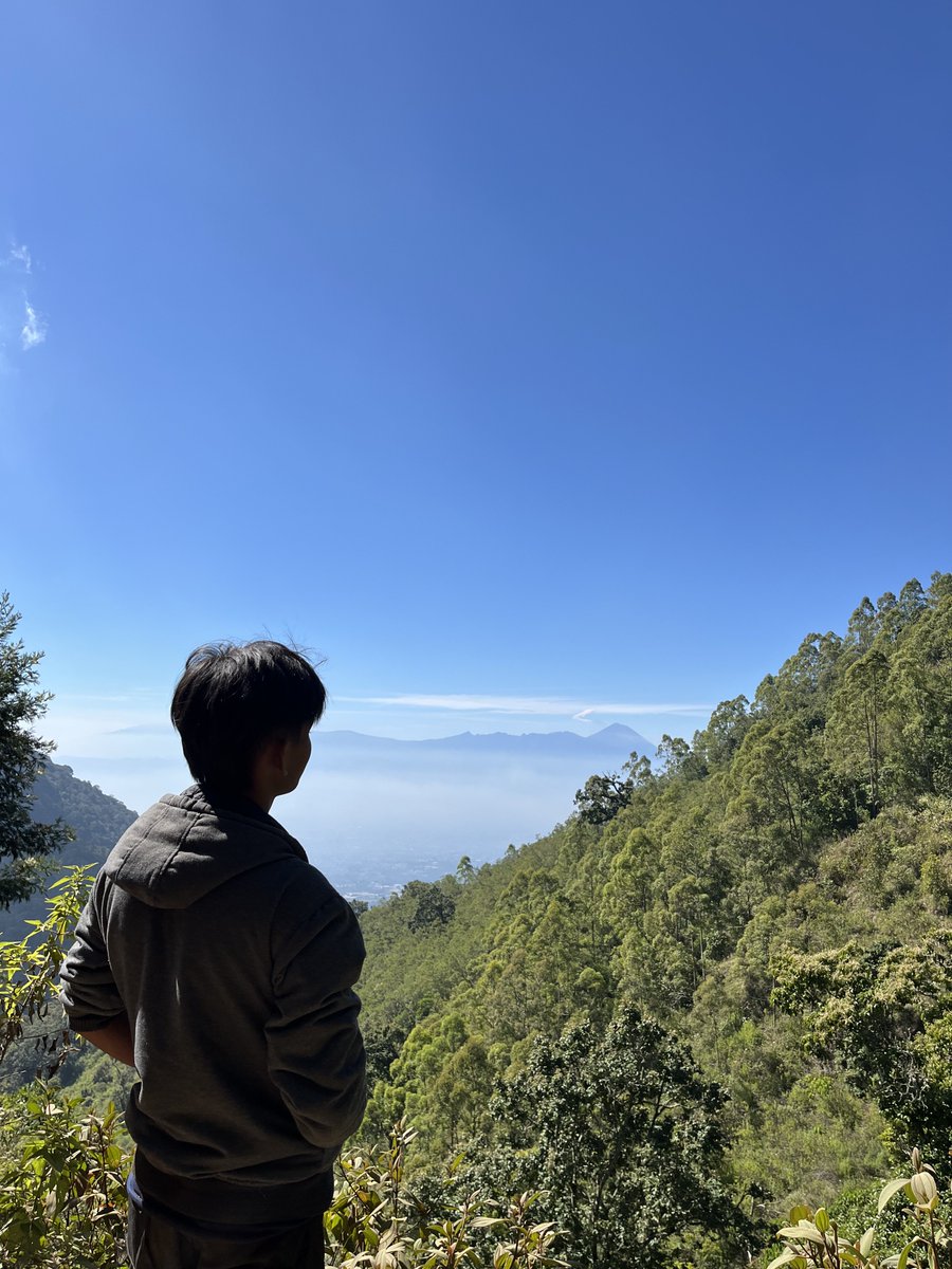 Yipusii's tweet photo. pertama kalinya tersesat pas ndaki, akhirnya mentok pos 2 terus pulang 🤣😭🙏. Prioritas keselamatan, menikmati alam dan perjalanannya, puncak bisa remed 🤙 https://t.co/YODhX4IVCs