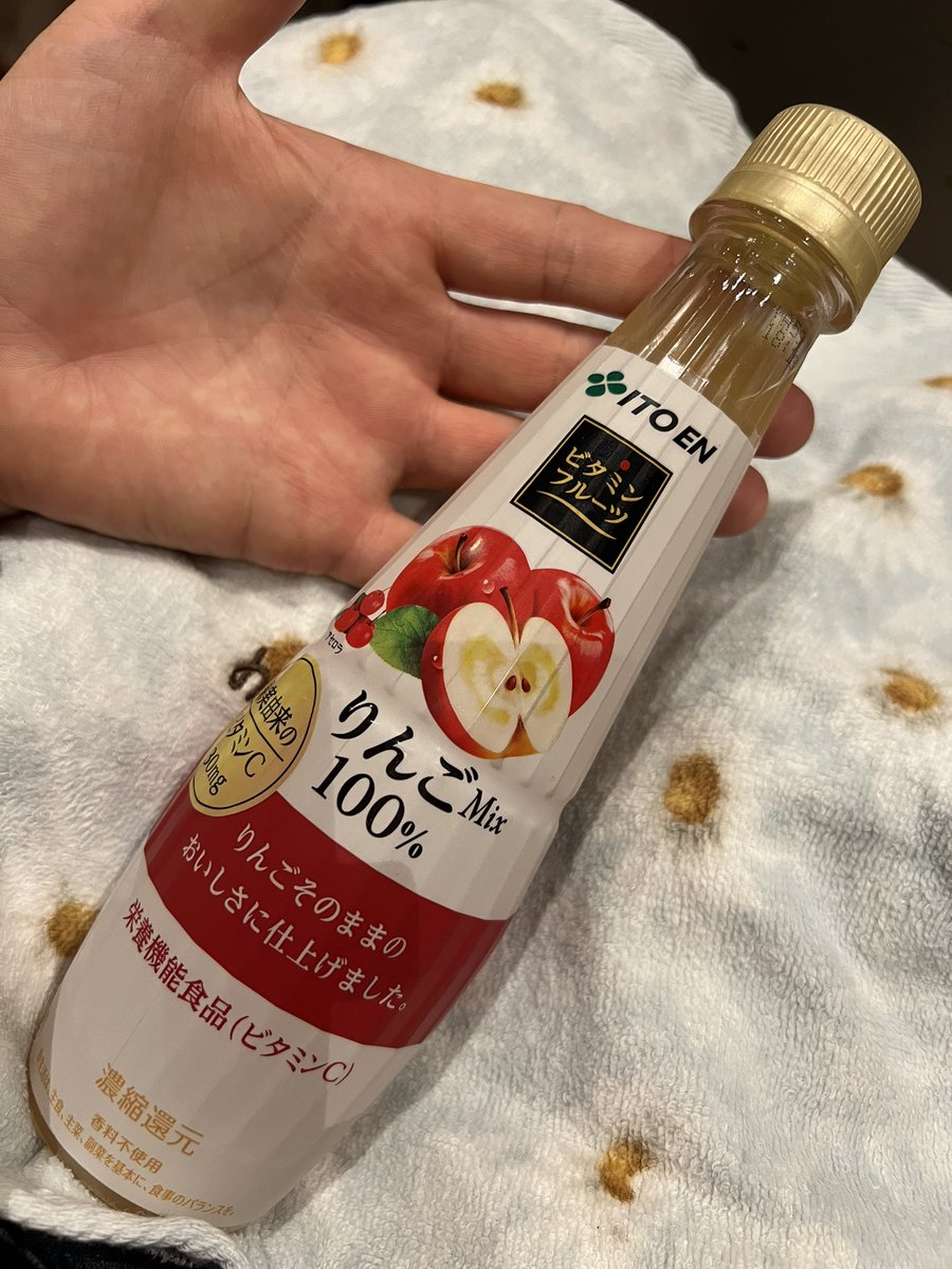 emiemismil's tweet photo. 🍎 #伊藤園 🍎
ビタミンフルーツ りんごMix 100%

甘い飲み物は そんな飲まないけれど
りんごにアセロラの酸味が少しあり
去年からハマっています🥤 https://t.co/1ClOErCtcD