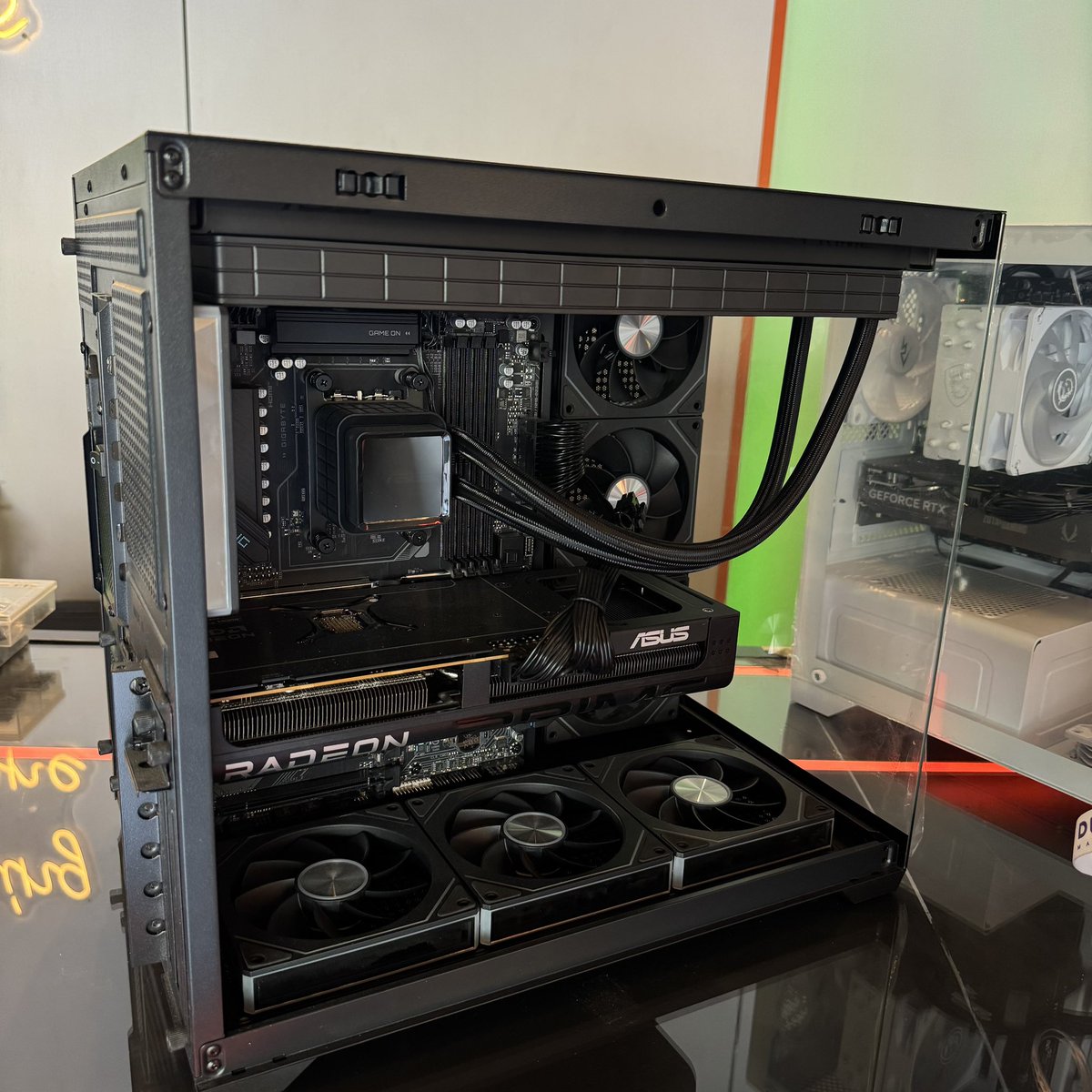 feehstore's tweet photo. انتهينا من تركيب تجميعة عميلة وطالعة للشحن الله يبارك لها 🤍

المعالج : R7-7800X3D
كرت الشاشة : Asus Radeon RX 9070 XT
الرامات : Kingston 16GB DDR5 6400MHz CL 32
الذاكرة : Klevv SSD 1TB M.2 Up to 5000MB/s
المبرد : مائي من Asus Prime LC360 ARGB
مزود الطاقة : MSI MAG A750BN PCIE5
المذربورد : Gigabyte X870 Gaming Wifi6 DDR5 
الكيس : Lian Li 011D V2 Flow Black

"ضمان سنتين على قطع الهاردوير"
متوفر تابي 6 اشهر
متوفر تمارا 12 شهر