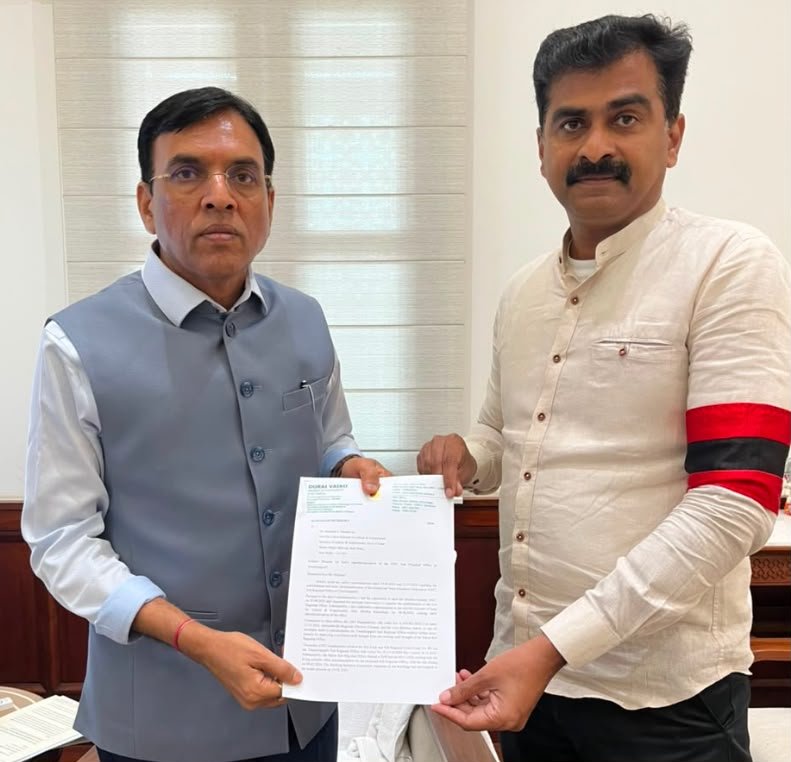 duraivaikooffl's tweet photo. இன்று (27.07.2026) மாண்புமிகு ஒன்றிய தொழிலாளர் மற்றும் வேலைவாய்ப்புத் துறை அமைச்சர் திரு. மன்சுக் மாண்டவியா அவர்களை புதுடெல்லியில் உள்ள அவரது அலுவலகத்தில் சந்தித்து, திருச்சிராப்பள்ளியில் ஊழியர் மாநிலக் காப்பீட்டுக் கழகத்தின் (ESIC) துணை மண்டல அலுவலகத்தை விரைவாக செயல்பாட்டிற்குக் கொண்டு வர கோரி விரிவான மனுவை வழங்கினேன்.

இக்கோரிக்கை தொடர்பாக நான் ஏற்கனவே ஒன்றிய அரசிடமும், ESIC நிர்வாகத்திடமும் பலமுறை தொடர்ந்து வலியுறுத்தியதன் விளைவாக, திருச்சிராப்பள்ளி துணை மண்டல அலுவலகத்தை தொடங்குவதற்கான நிர்வாக ஒப்புதல்கள் வழங்கப்பட்டதுடன், துணை மண்டலக் குறியீடு (Sub Regional Code – 89) ஒதுக்கீடு செய்யப்பட்டு, அலுவலகக் கட்டிடம் தேர்வு செய்வதற்கான டெண்டர் நடைமுறைகளும் மேற்கொள்ளப்பட்டன.

இருப்பினும், கட்டிடத்தை இறுதி செய்வது, பொறுப்பு அலுவலரை நியமிப்பது, தேவையான பணியாளர்களை நியமிப்பது, சென்னை மற்றும் சேலம் அலுவலகங்களிலிருந்து கோப்புகள் மற்றும் நிர்வாகப் பொறுப்புகளைப் பிரித்து மாற்றுவது உள்ளிட்ட பணிகள் இன்னும் நிறைவடையாததால், அலுவலகம் இதுவரை செயல்பாட்டிற்கு வரவில்லை என்பதை அமைச்சரின் கவனத்திற்கு கொண்டு வந்தேன்.

திருச்சிராப்பள்ளியில் ESIC துணை மண்டல அலுவலகம் செயல்பாட்டிற்கு வந்தால், மத்திய தமிழ்நாட்டைச் சேர்ந்த லட்சக்கணக்கான காப்பீடு பெற்ற தொழிலாளர்கள், அவர்களது குடும்பத்தினர் மற்றும் தொழில் நிறுவனங்கள் விரைவான மற்றும் எளிதான ESIC சேவைகளைப் பெறுவதுடன், நிர்வாகச் செயல்திறனும் குறிப்பிடத்தக்க அளவில் மேம்படும் என்பதை வலியுறுத்தினேன்.

எனது கோரிக்கையை மிகவும் கனிவுடன் கேட்டறிந்த மாண்புமிகு அமைச்சர் அவர்கள், உடனடியாக துறை சார்ந்த உயர் அதிகாரியை தொலைபேசியில் தொடர்புகொண்டு, தேவையான அனைத்து நடவடிக்கைகளையும் தாமதமின்றி மேற்கொள்ளுமாறும், பணிகள் நிறைவடைந்தவுடன் நேரடியாக தமக்குத் தெரிவிக்குமாறும் அறிவுறுத்தினார்.

அன்புடன்
துரை வைகோ
நாடாளுமன்ற உறுப்பினர்
 (திருச்சி - ம.தி.மு.க.)
27.07.2026 | புதுடெல்லி

#DuraiVaiko #cmvijay #tvk #trichy #esic