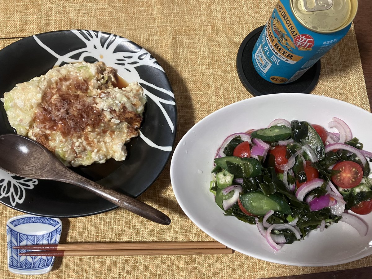 BAtamano's tweet photo. 1枚目昨夜、2枚目今晩の晩御飯

長芋と豆腐、キャベツのふわとろお好み焼きを作ろうとしたがもんじゃのように笑

今晩は昨夜のにえのきと納豆を加えて焼いてみた。
………お好み焼きにならない

………薄力粉と間違えて片栗粉を入れたことを気づく

#料理あるある
#ねーよっ

次は薄力粉を入れる https://t.co/N4sIL0J17F