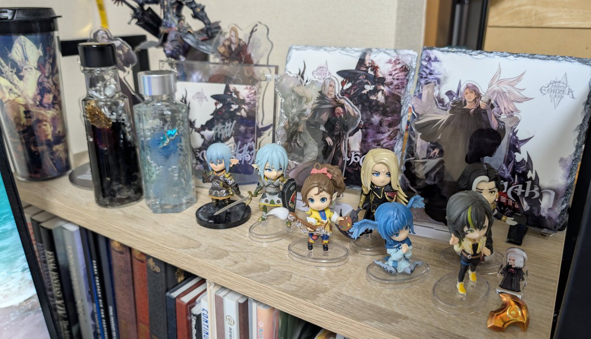 KtsbSei's tweet photo. デスクの棚はFF14グッズでみっちみちです、もう何も置けません https://t.co/HvSKNNxeDx