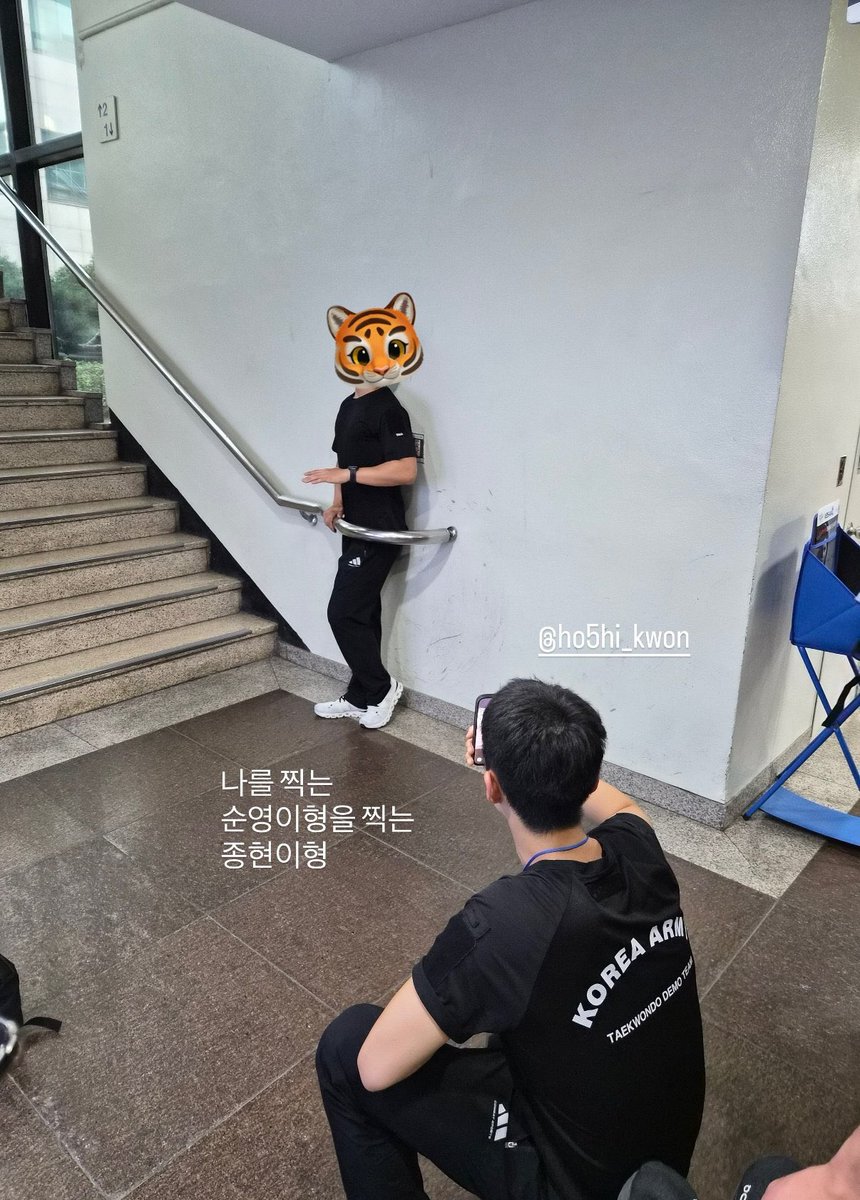 i_eat_svt's tweet photo. bener aja lagi 😭😭😭

“eh nanti pada cobain foto di ujung tangga yg kayak idol itu dah” “tar gue arahin” https://t.co/hZF8Rtw7xS