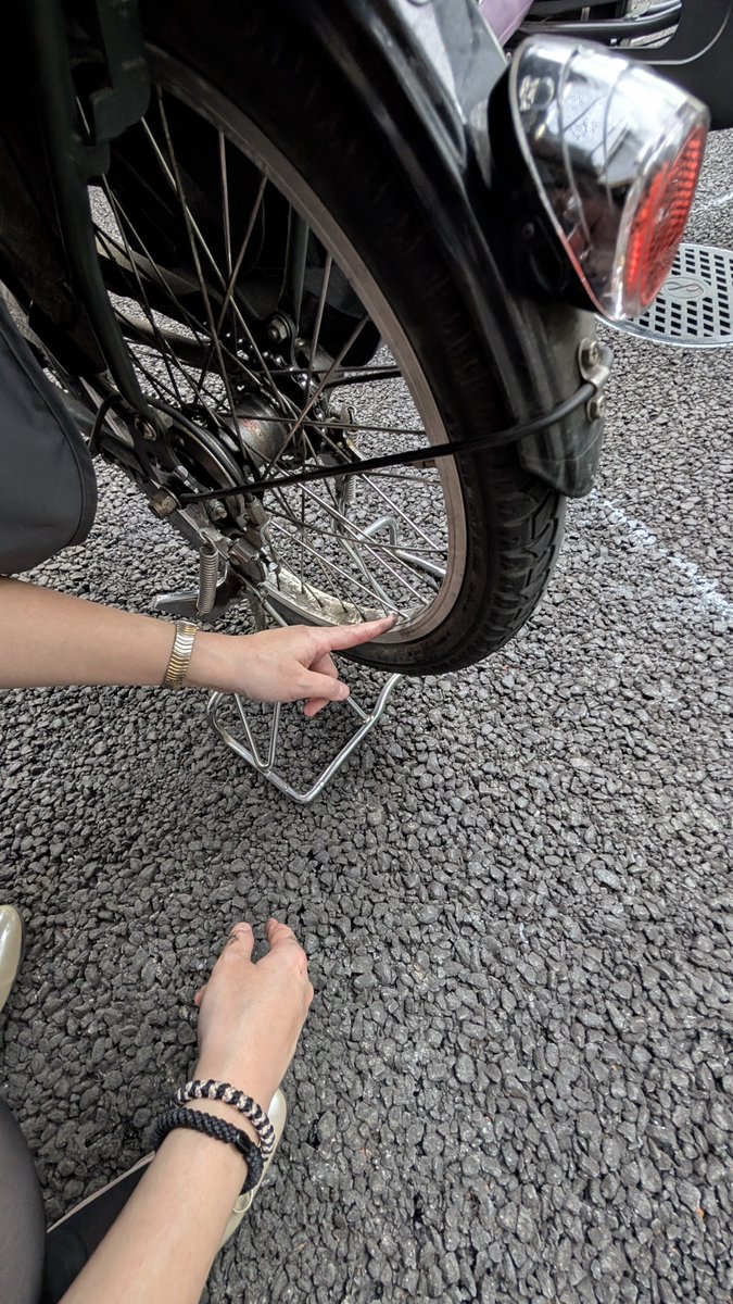 Rx3hBe's tweet photo. 保育園にお迎えに行く途中で自転車の車輪の細い棒が外れてしまい、ママ友に何気に話したら保育園の駐輪場で治してくれた🥹手が汚れてしまってハンカチで拭こうとしたら長男の水筒の水で手を洗って長男のタオルで拭いていた。。！なんてワイルドで頼りがいのあるママなんだ🩷🩷 https://t.co/1Zig9BzO6v
