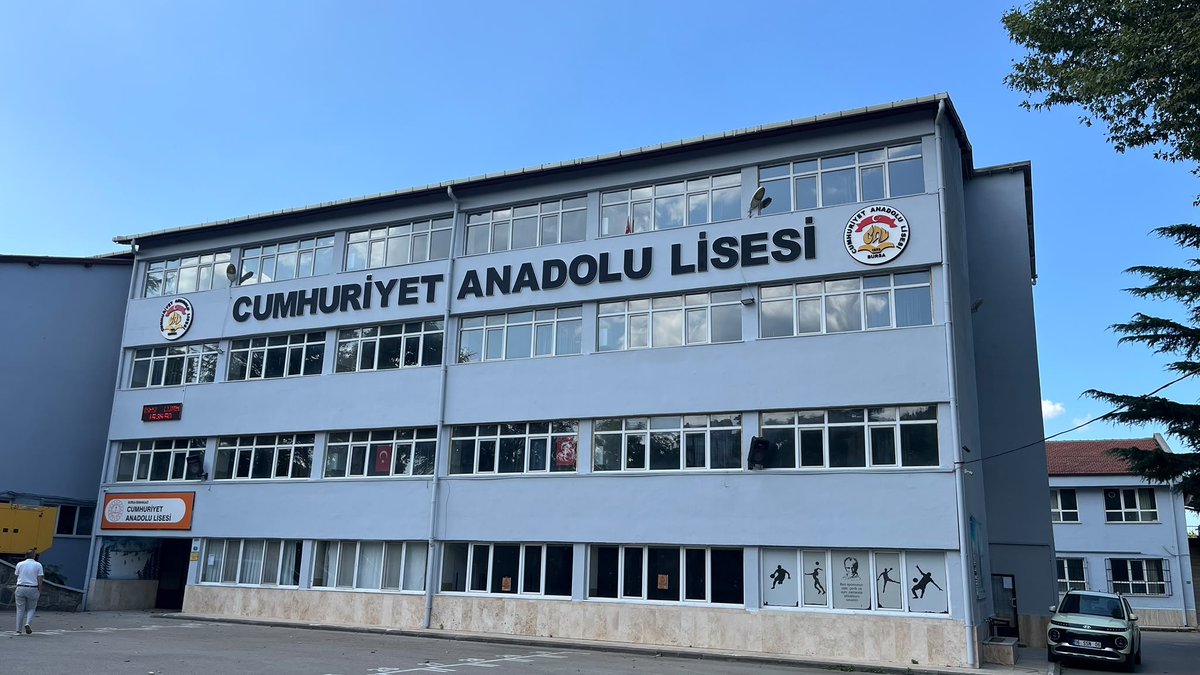 BursaDSM's tweet photo. Bursa Denetimli Serbestlik Müdürlüğü koordinesinde kamu yararına çalışma yükümlülüğü kapsamında görev alan yükümlüler tarafından Cumhuriyet Anadolu Lisesi'nde kapsamlı temizlik çalışması gerçekleştirildi.
@ctekurumsal 
@dsdb_yasinaydin 
@CihatCanak https://t.co/jF3ofc5DdY