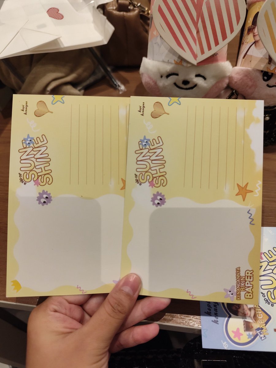 matcabewy's tweet photo. Jujur awalnya aku kira postcard haechan yg dari kopken ini bahannya bakal biasa aja dan tipis dan belakangnya bakal polosan aja gitu, tapi surprisingly ternyata postcard nya bagus plis tebel, dilaminasi doft gitu dannnn belakang postcard nya lucu banget giniii gak polosan sukakk gemass😭😭🫰🏻