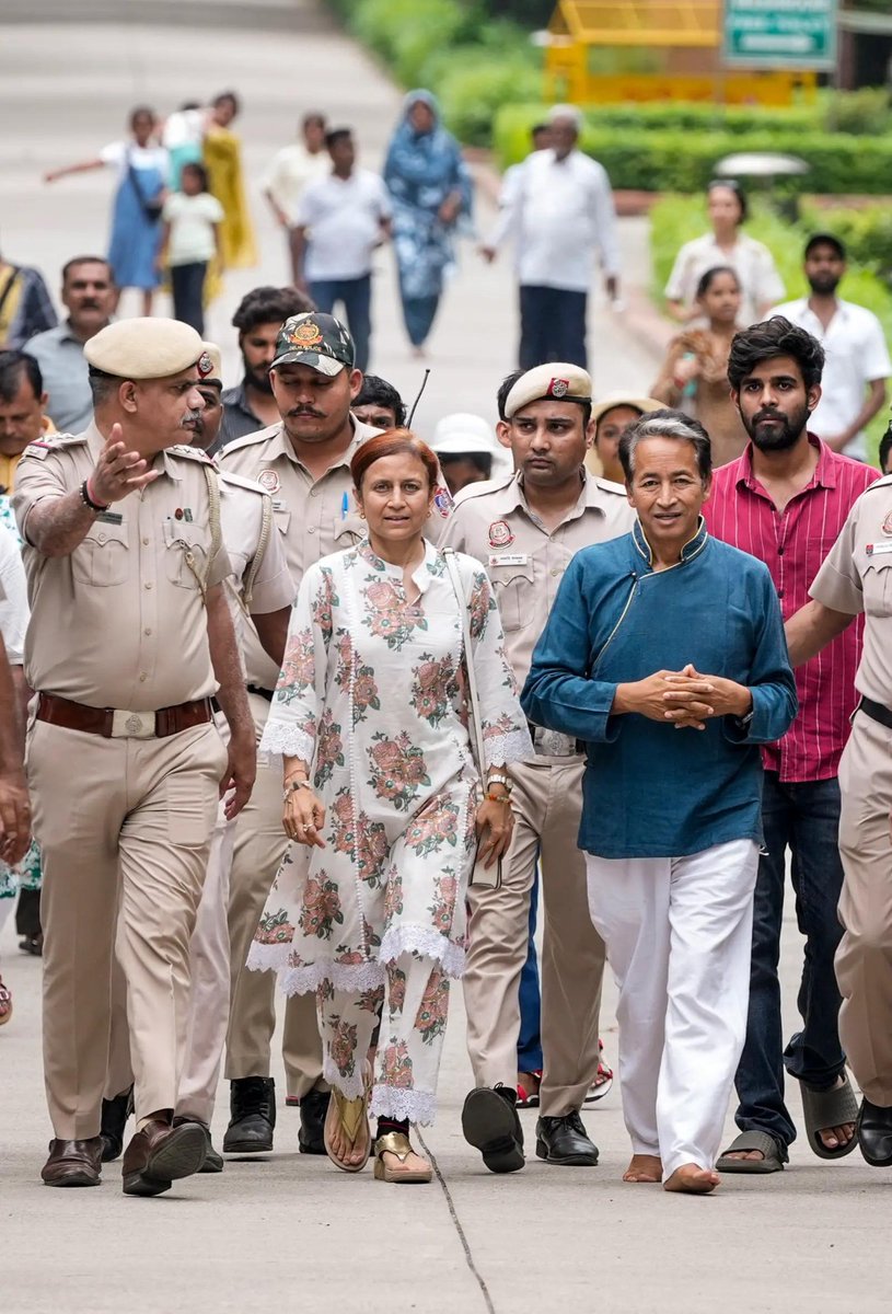 timesofindia's tweet photo. 'It does not end in darkness': Sonam Wangchuk visits Rajghat, congratulates youth on protest
More details 🔗 https://t.co/wqx3kFgs1v
Catch every update on the TOI App 👉 https://t.co/EYjxlU6MmF
#SonamWangchuk #MahatmaGandhi #Rajghat #HungerStrike #ClimateActivist #IndiaNews https://t.co/MCRVC67EQM