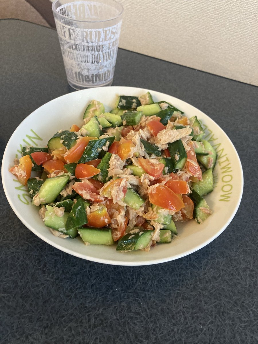 kabocha1978's tweet photo. いぼいぼキュウリ🥒
フルーツトマト🍅
スーパーの袋いっぱい💦
冷蔵庫入らない‼️💦

よっしゃ‼️
キュウリトマト適当に切って
塩振って放置🧂
水分抜いて
ジップロックに全部詰めて🛍️
油抜いたツナ缶💦
砂糖生姜ニンニク鶏ガラスープの素に酢をいっぱい‼️
揉んで揉んで冷やして✨✨
あっさりで美味い😋 https://t.co/pxuHD4f5A2